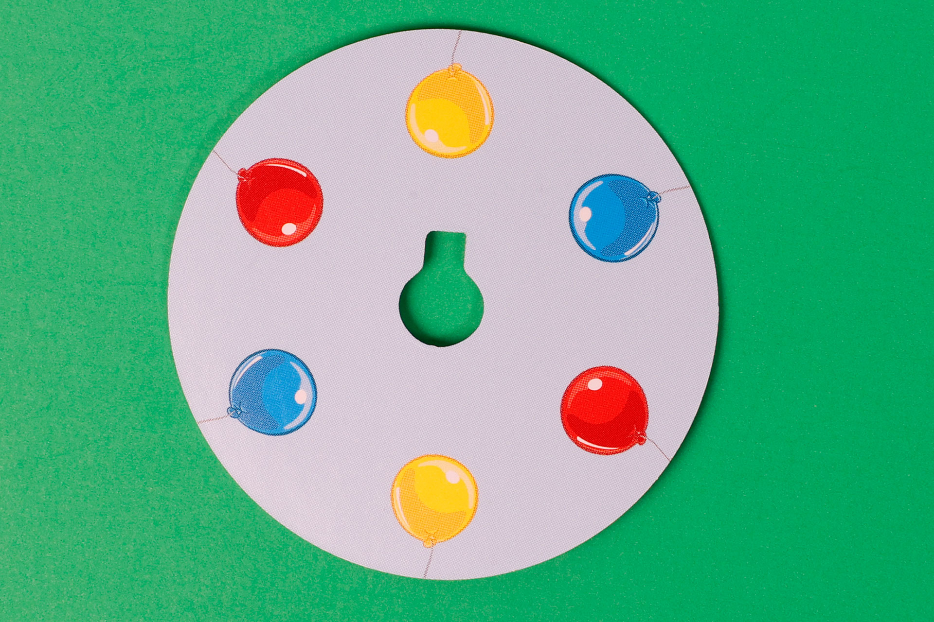 上のカードの裏面には風船が描かれている