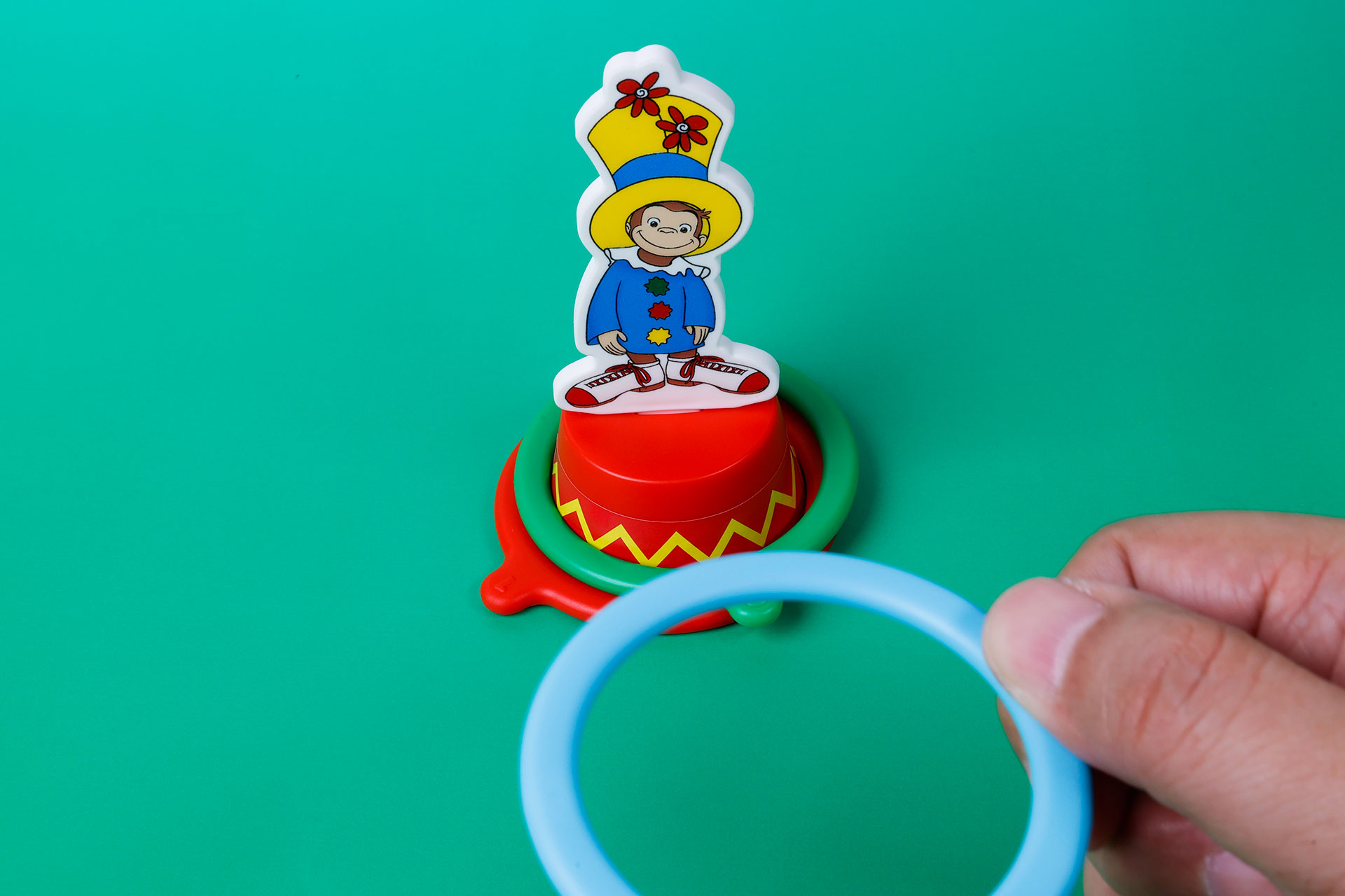 輪っかに書かれた数字の順番に投げて、うまくジョージのいる台に入れていこう！