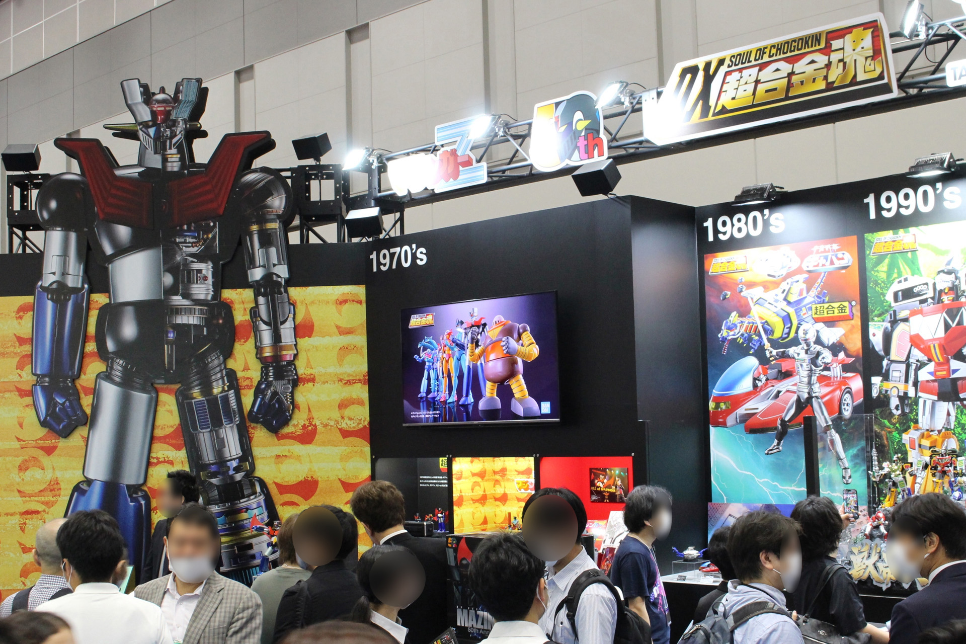 BANDAI SPIRITSブースの「超合金」シリーズ展示コーナー。左に見えるマジンガーのパネルは、下に用意されたデモ用のリモコンでギミックを操作できるのだ