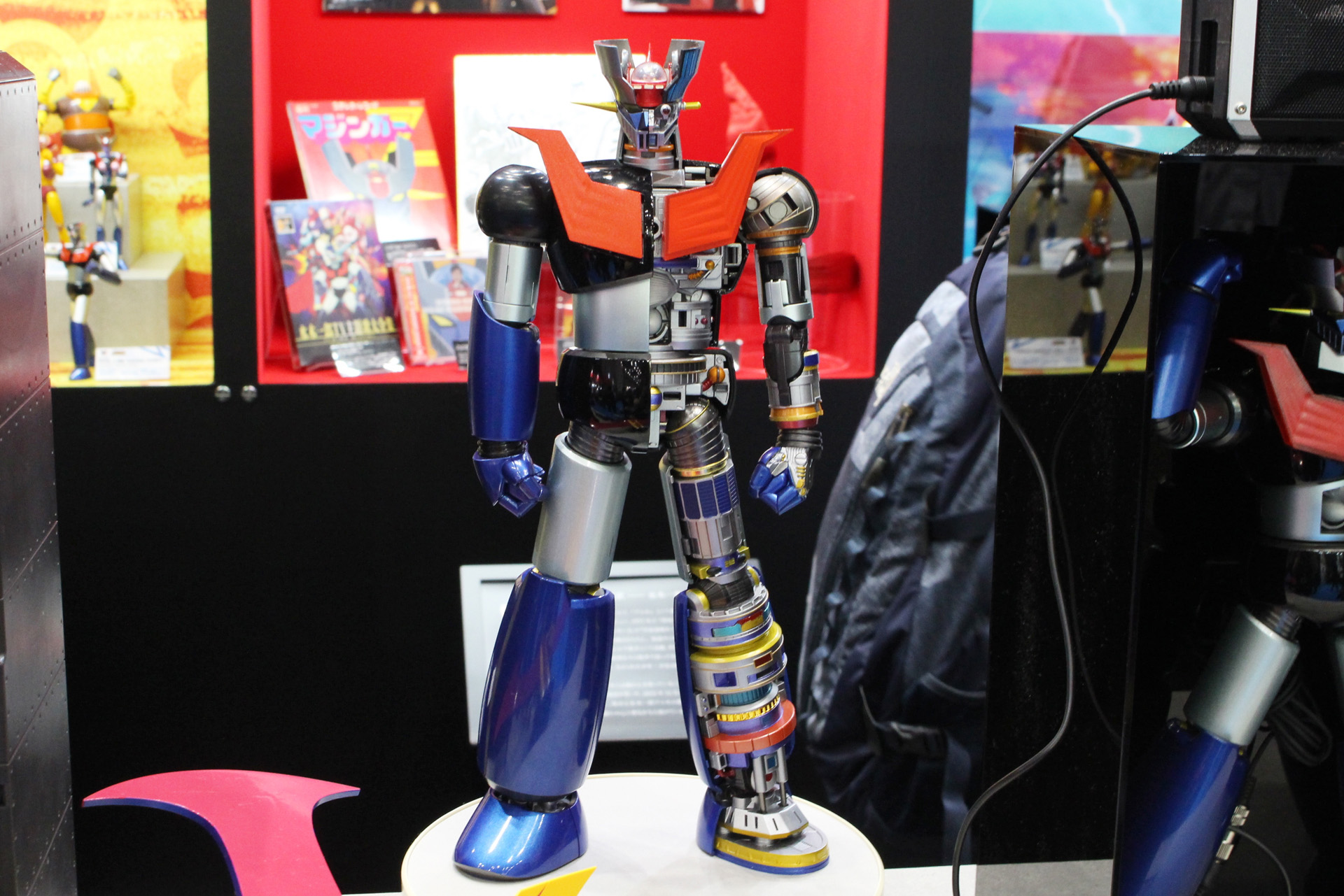 頭部はパーツの組み替え、首から下は装甲を取り外すことにより、内部メカが見える状態になる。半身だけでなく、全身のメカを露出した状態にもできるという