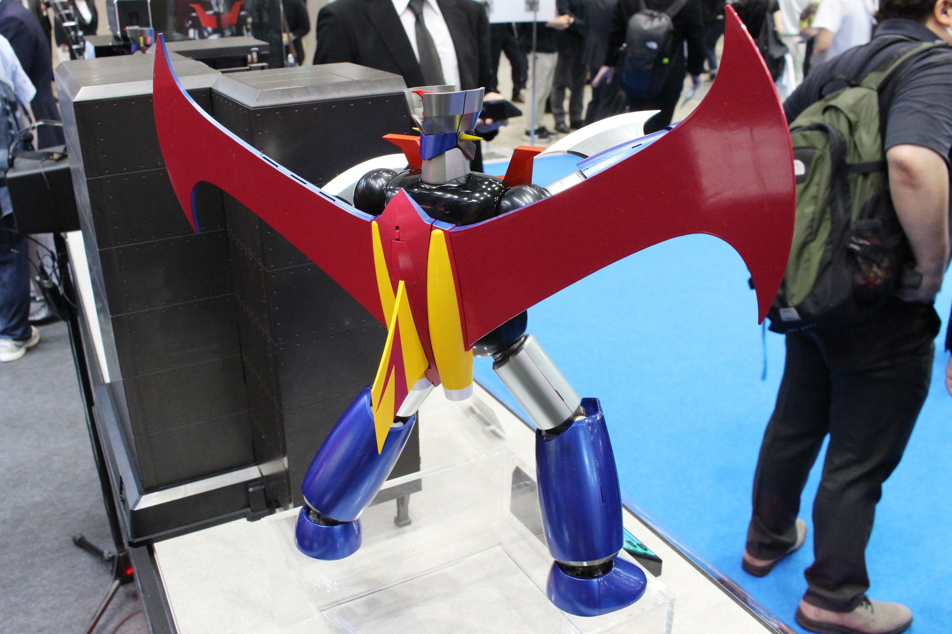 同梱されるジェットスクランダーもデザインをリニューアル。下にはジェットパイルダーも。もちろんパイルダーオンが可能