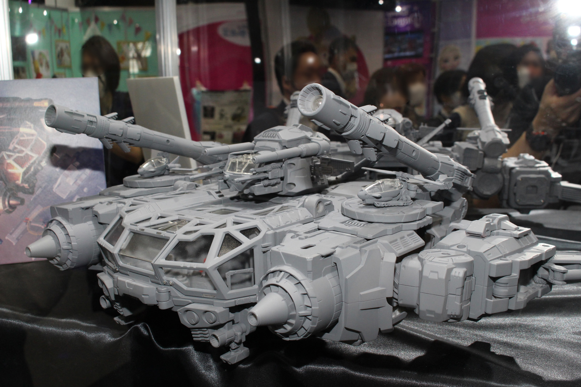 このクラウドアクロスはロボットベースGXの上半身に変形。単体でも様々なギミックを搭載している