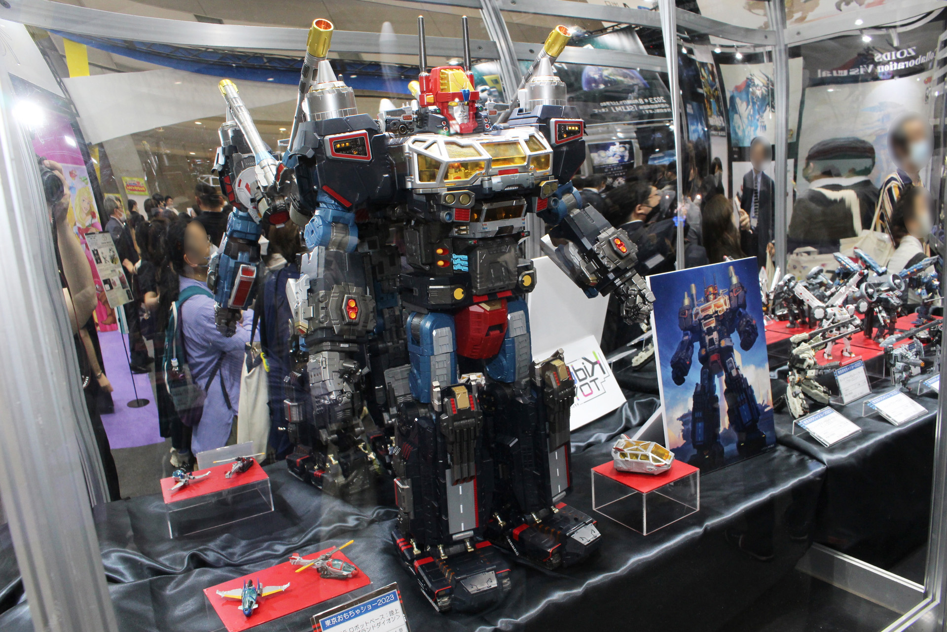 初めて彩色された試作品が展示されたロボットベースGX。全高620mmという大きさに、来場者の誰もが驚いていた