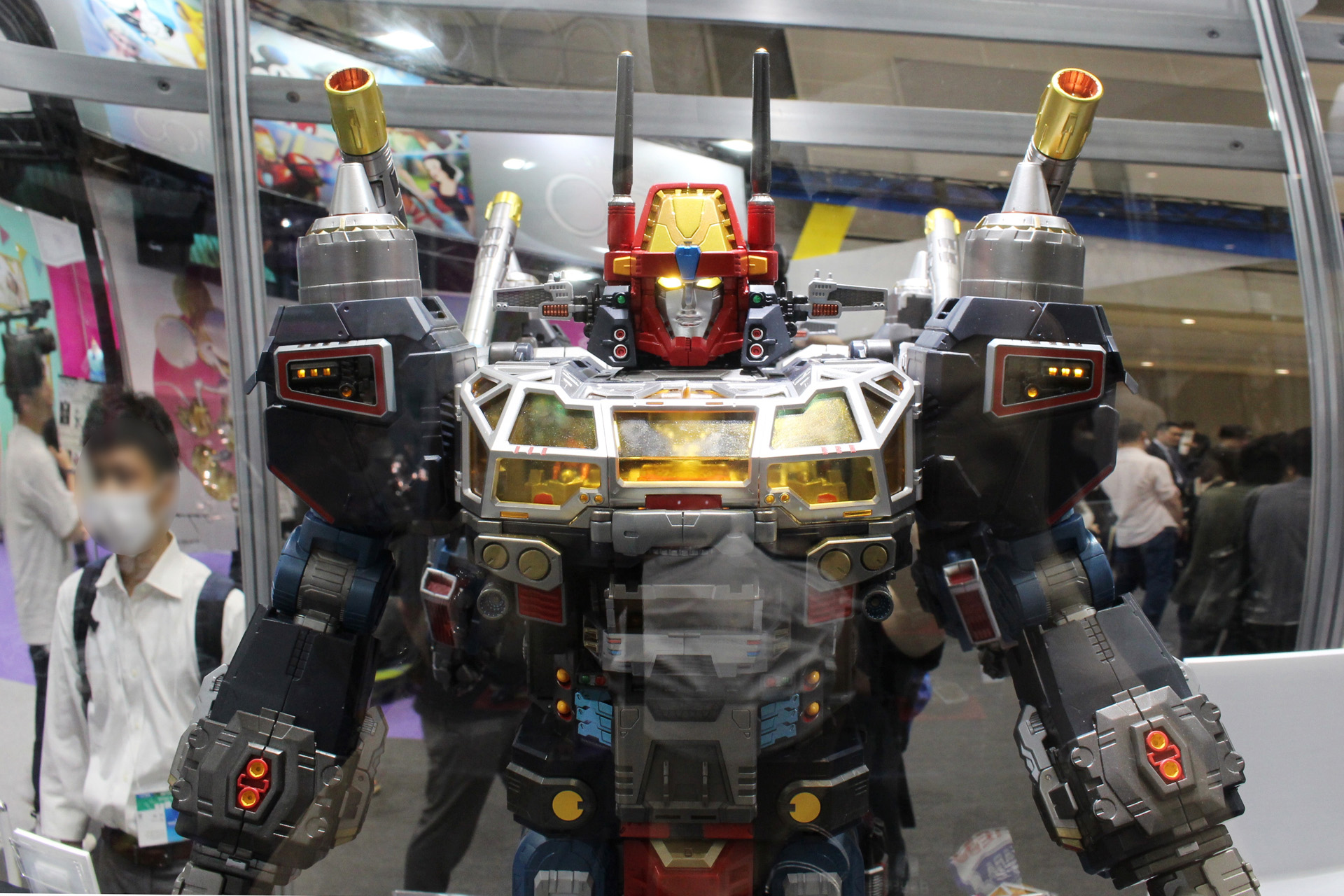 両眼や肩、腹部などに集光ギミックを備え、上方から光を当てるとそれらが輝く仕組み