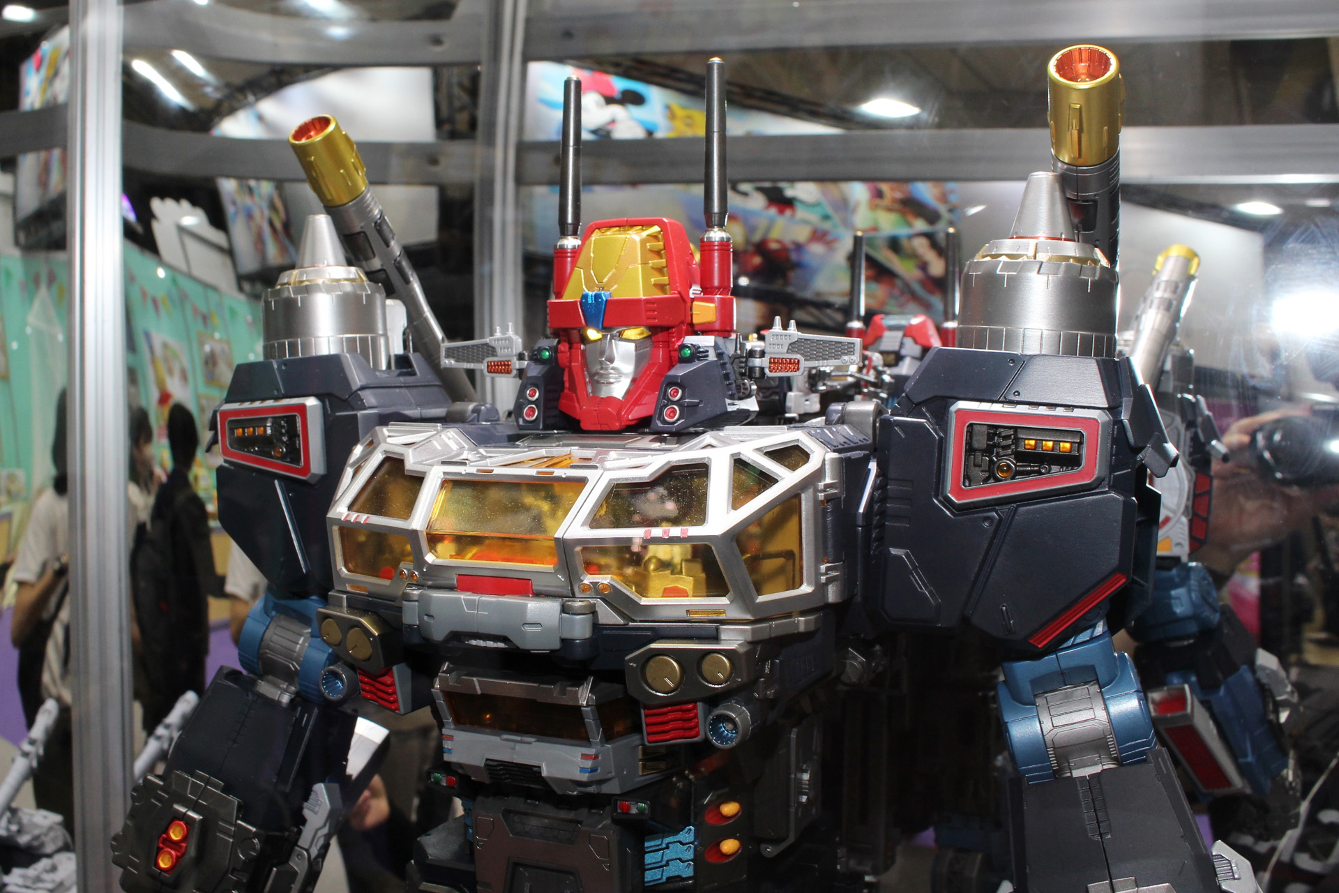 隊員が乗り込んだメインブリッジ。窓の開閉とともに、キャノピーを取り外した状態も再現できる