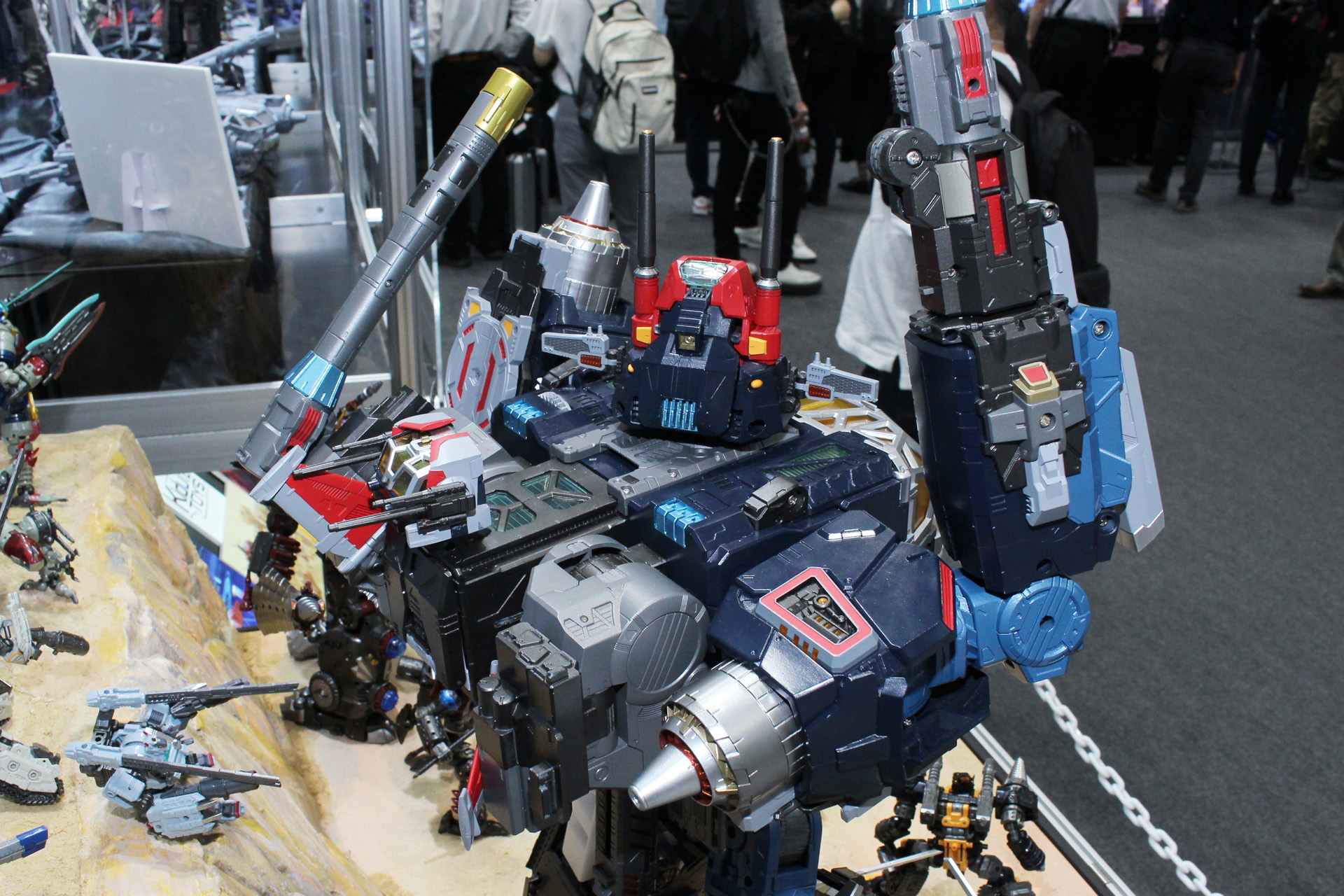 背中側には「フリーゾンビームキャノンGX」を備えたバックパックがあり、その上には頭部から分離した砲台「ガンナーブリッジ」がある。左肩後方にはエレベーターを動かすダイヤルも