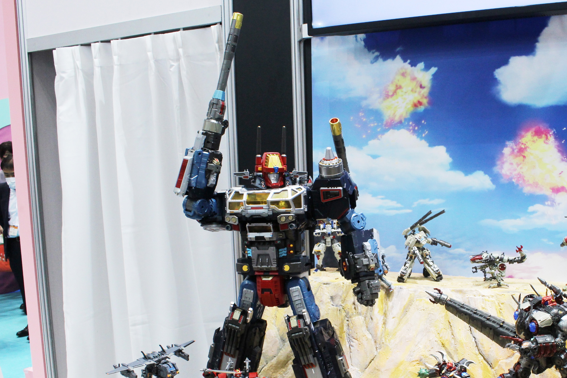 右手に装備しているのがフリーゾンビームキャノンGX。拳を収納して腕を90度曲げ、前から背中側に倒して装備することができる。両手に装備も可能