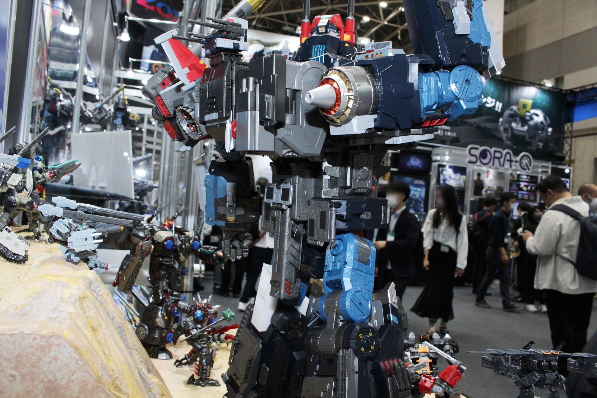 関節が重量に負けて曲がってしまわないように保持するためのロックパーツも付属するという。展示された試作品の左脚には仮のパーツが取り付けられていた