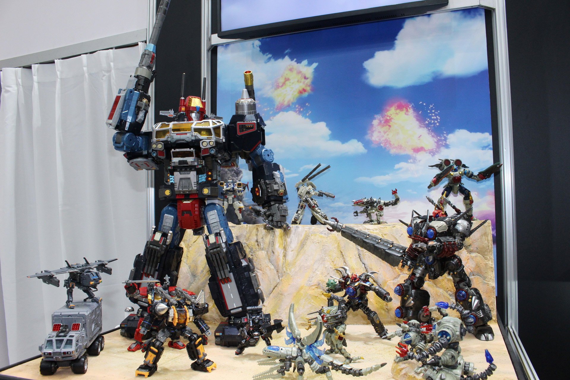 発売中の「ダイアクロン」シリーズと並べたジオラマ。ロボットベースGXのサイズには圧倒される