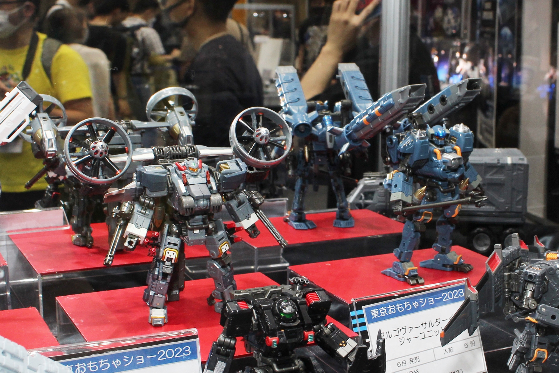 「タクティカルムーバー」シリーズの新製品、左から「ガルダヴァーサルター＜ジャイロリフターユニット＞」（9月下旬発売）と「アルゴヴァーサルター＜ボイジャーユニット＞」（6月下旬発売）