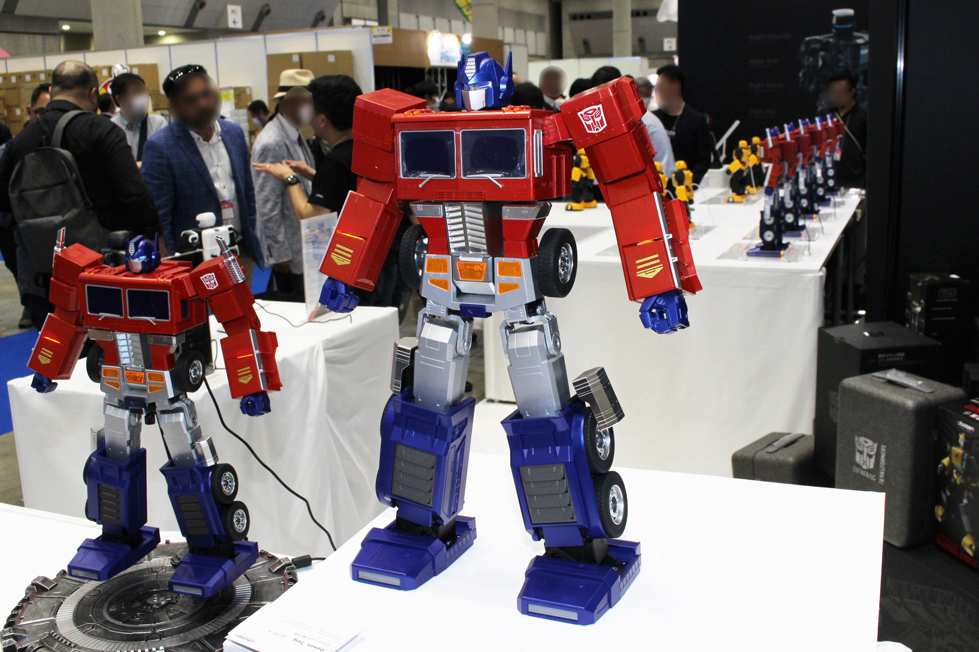 「フラッグシップ オプティマスプライム」。全高482mmのサイズで、1984年のG1版プライムを再現、。27個のサーボモーターにより完全変形し、2足歩行やアクションも行える。発売中。価格は143,000円（税込）