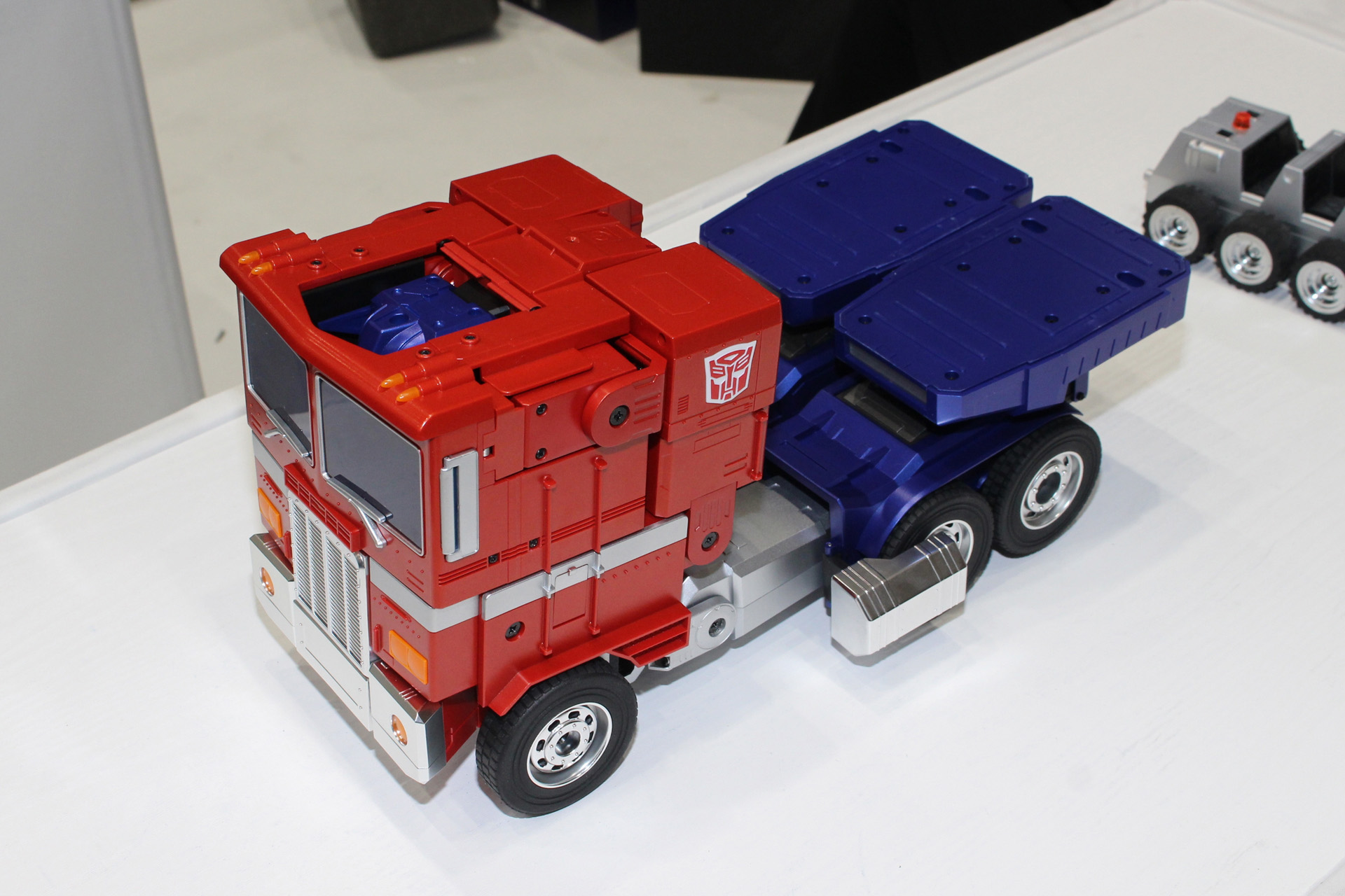 「フラッグシップ オプティマスプライム」。全高482mmのサイズで、1984年のG1版プライムを再現、。27個のサーボモーターにより完全変形し、2足歩行やアクションも行える。発売中。価格は143,000円（税込）
