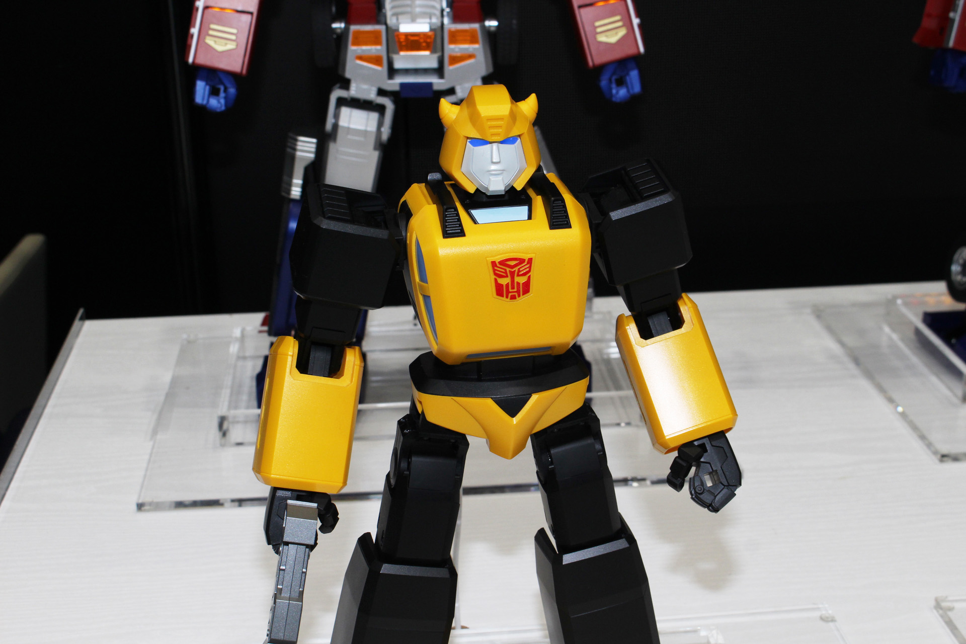 「バンブルビー パフォーマンス」。格好良さと可愛らしさが同居するG1バンブルビーがロボットに。塩谷翼氏のボイスが入るのも嬉しいところ。発売日、価格は未定