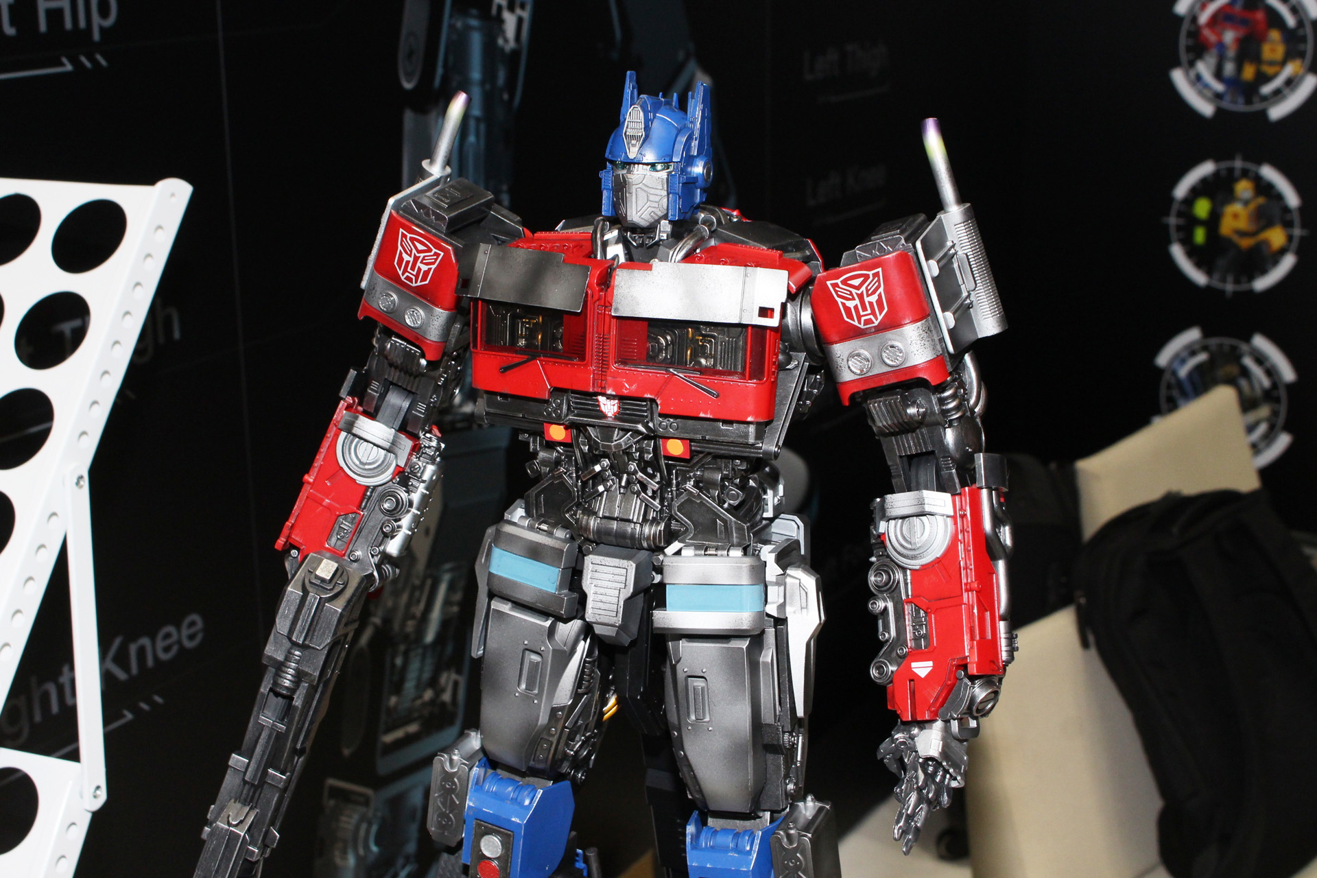 「シグネチャー オプティマスプライム」。劇場版のリアルなオプティマスをロボット化。可動によるポージングや音声を楽しめる。発売日、価格は未定