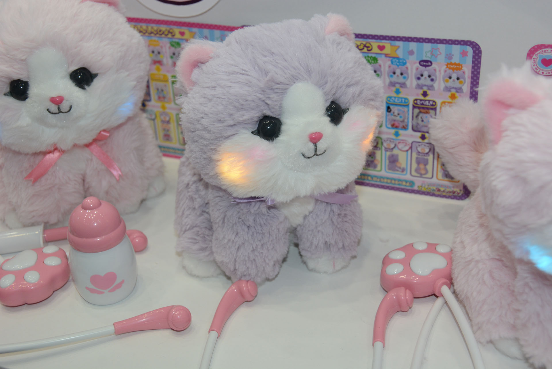 ブルブル震える子猫に聴診器を当てると症状が具体的に。かわいらしい声と頬のランプで自分の症状を訴える