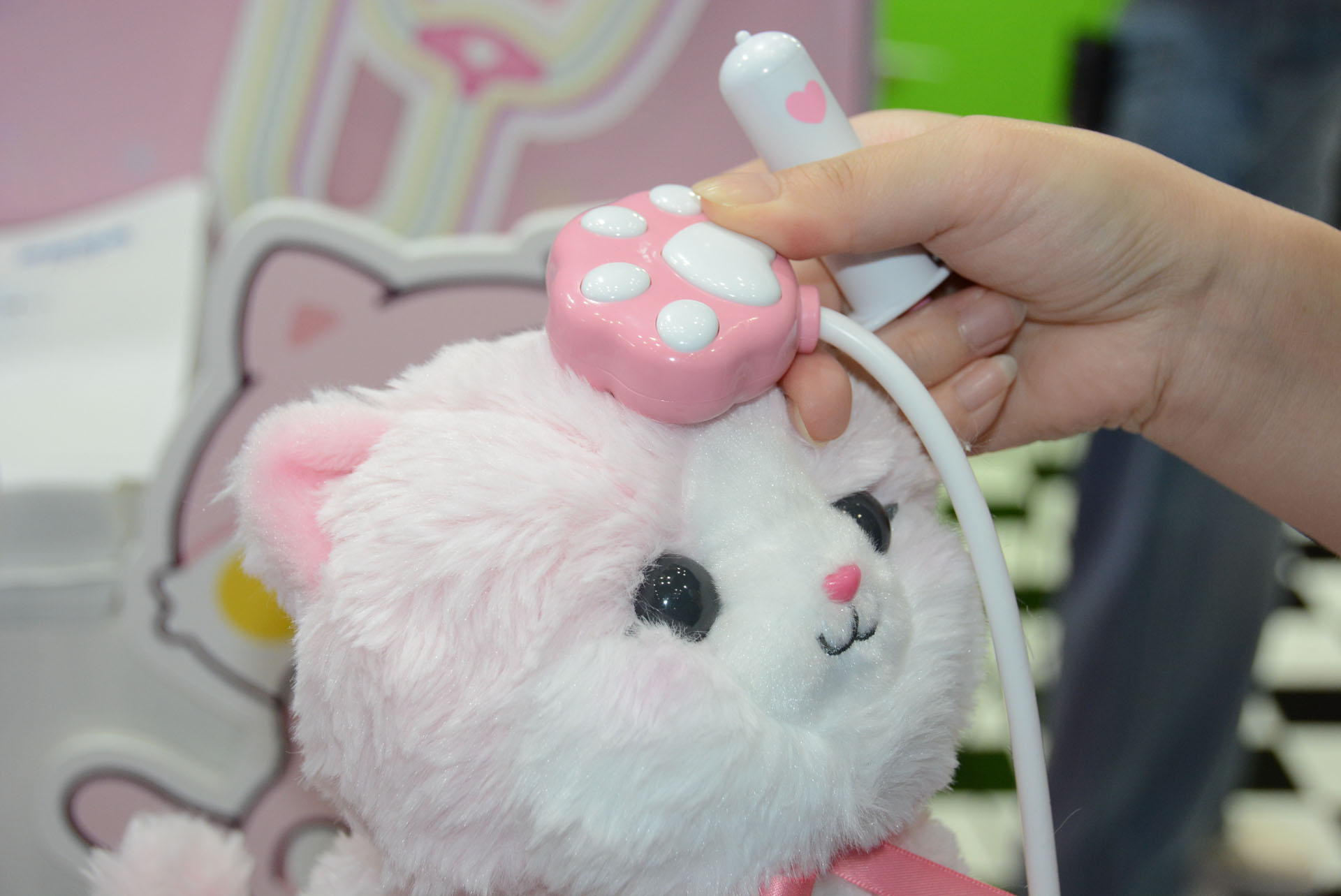 額やおなか、背中などいくつものセンサーを搭載