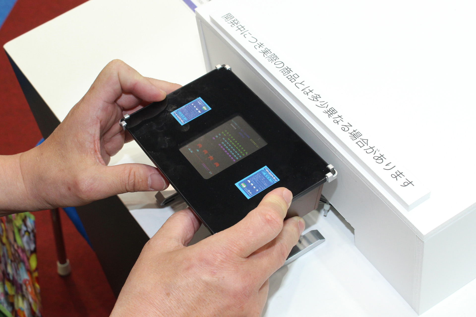 「遊べる貯金箱 スペースインベーダー テーブル筐体型」。2024年1月中旬発売予定。価格は12,500円（税込）