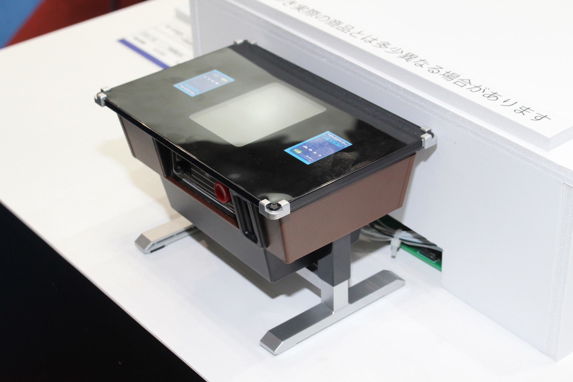 筐体の各所のディテールも凝っている。今回は試作品なのでケーブルが繋がっていたが、製品版ではもちろんこれらはなくなる