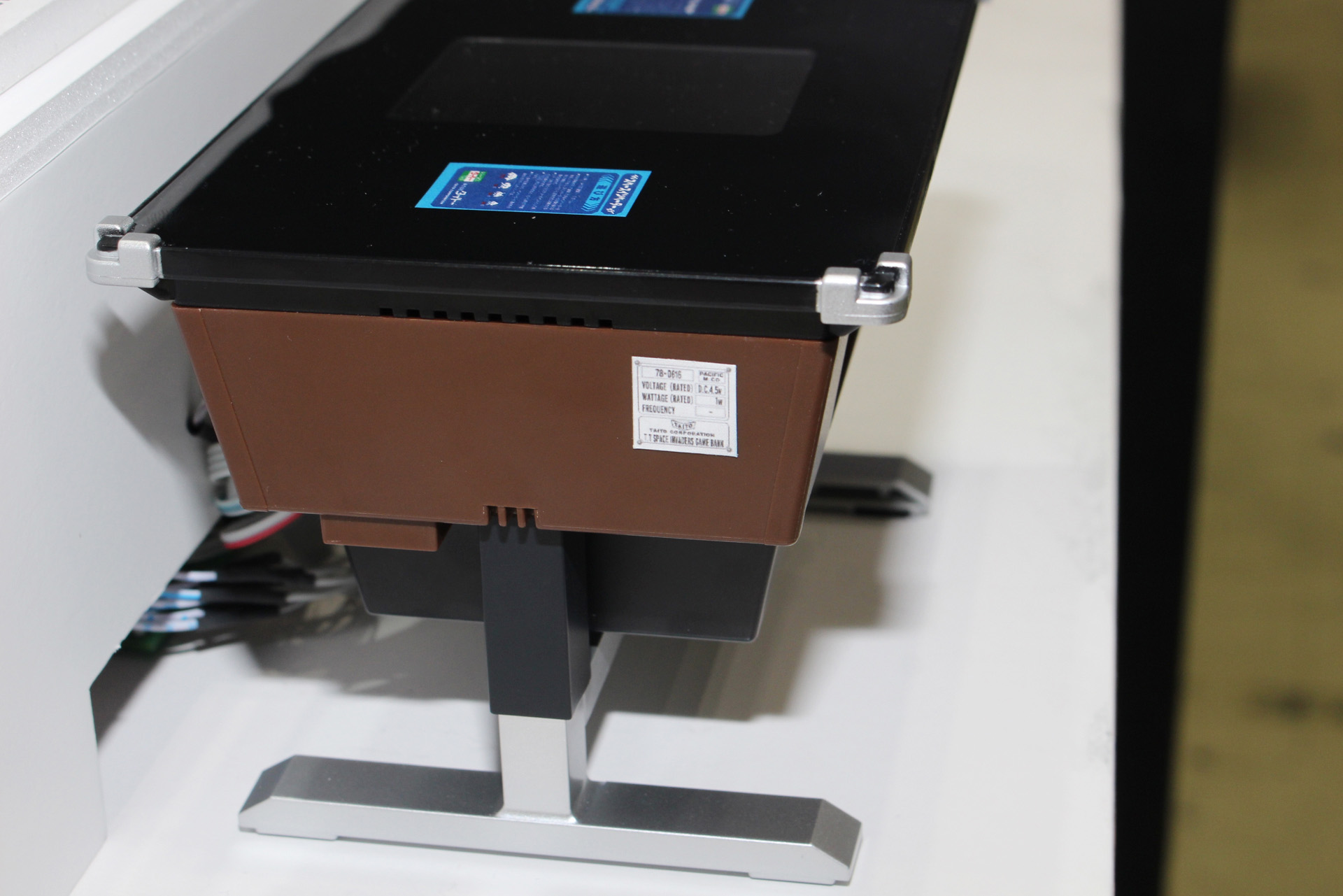 筐体横の型番を表記した金属板も再現されている