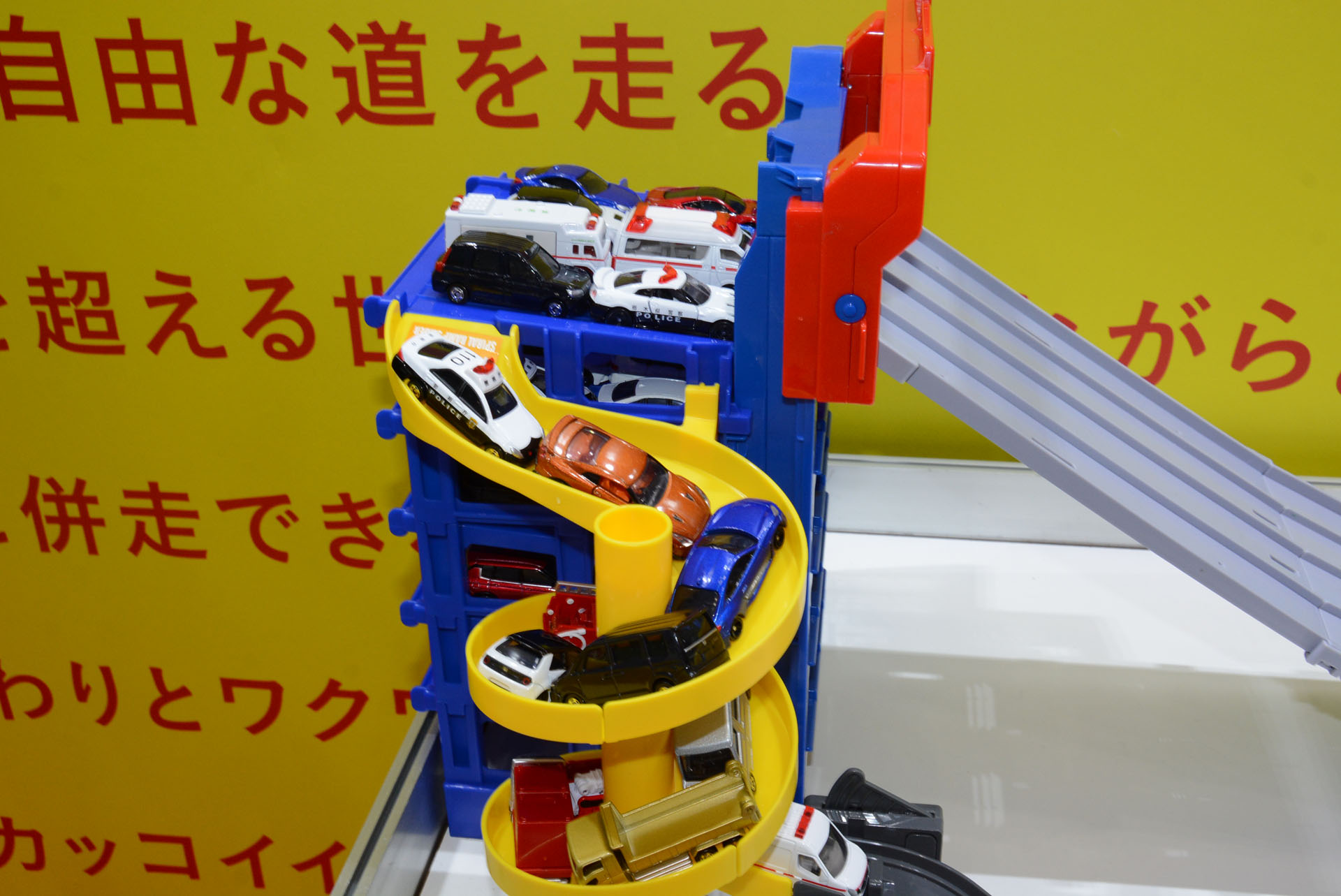 スロープに10台止めることで全50台の発車が可能に