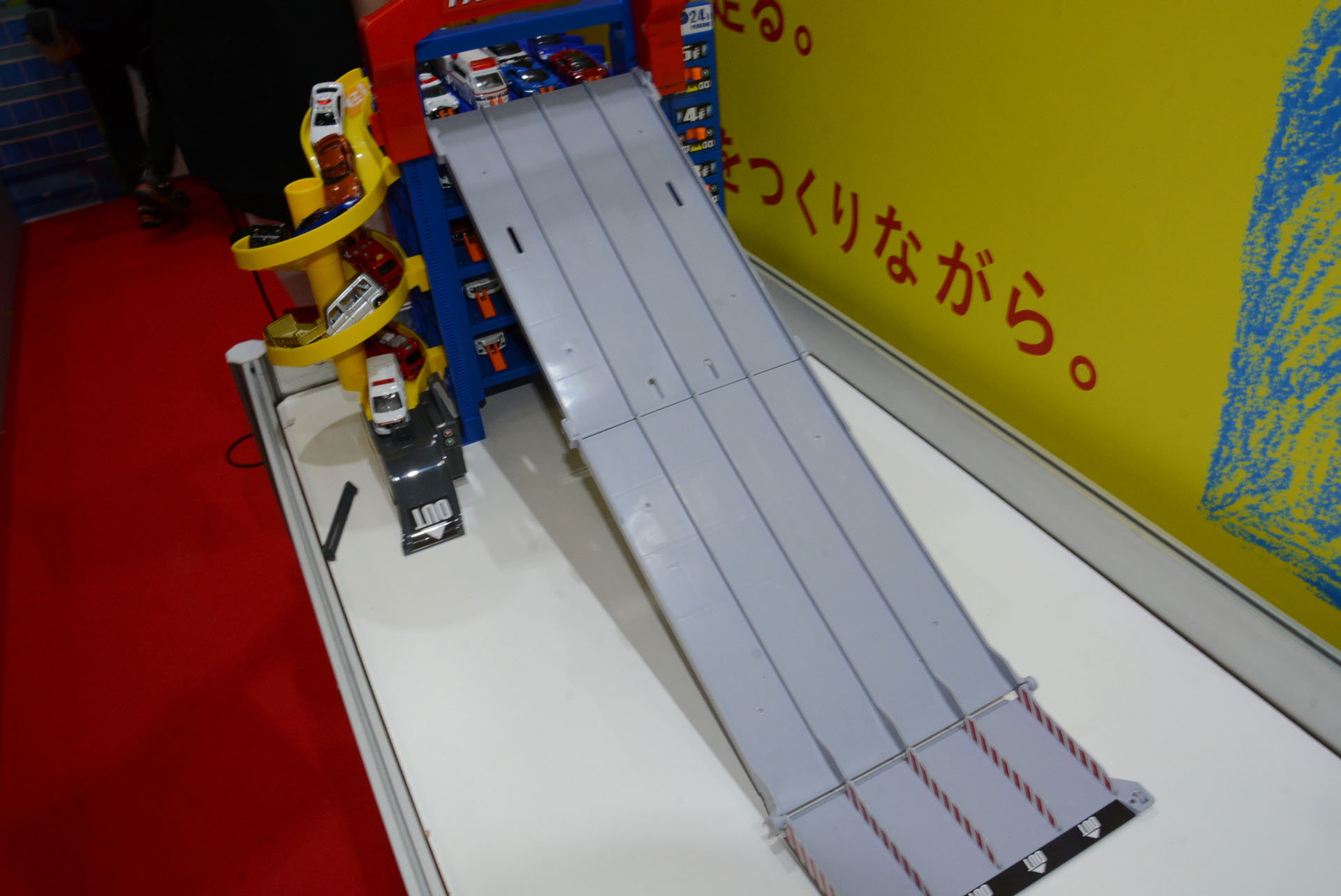 レーンを走るトミカは大迫力だ