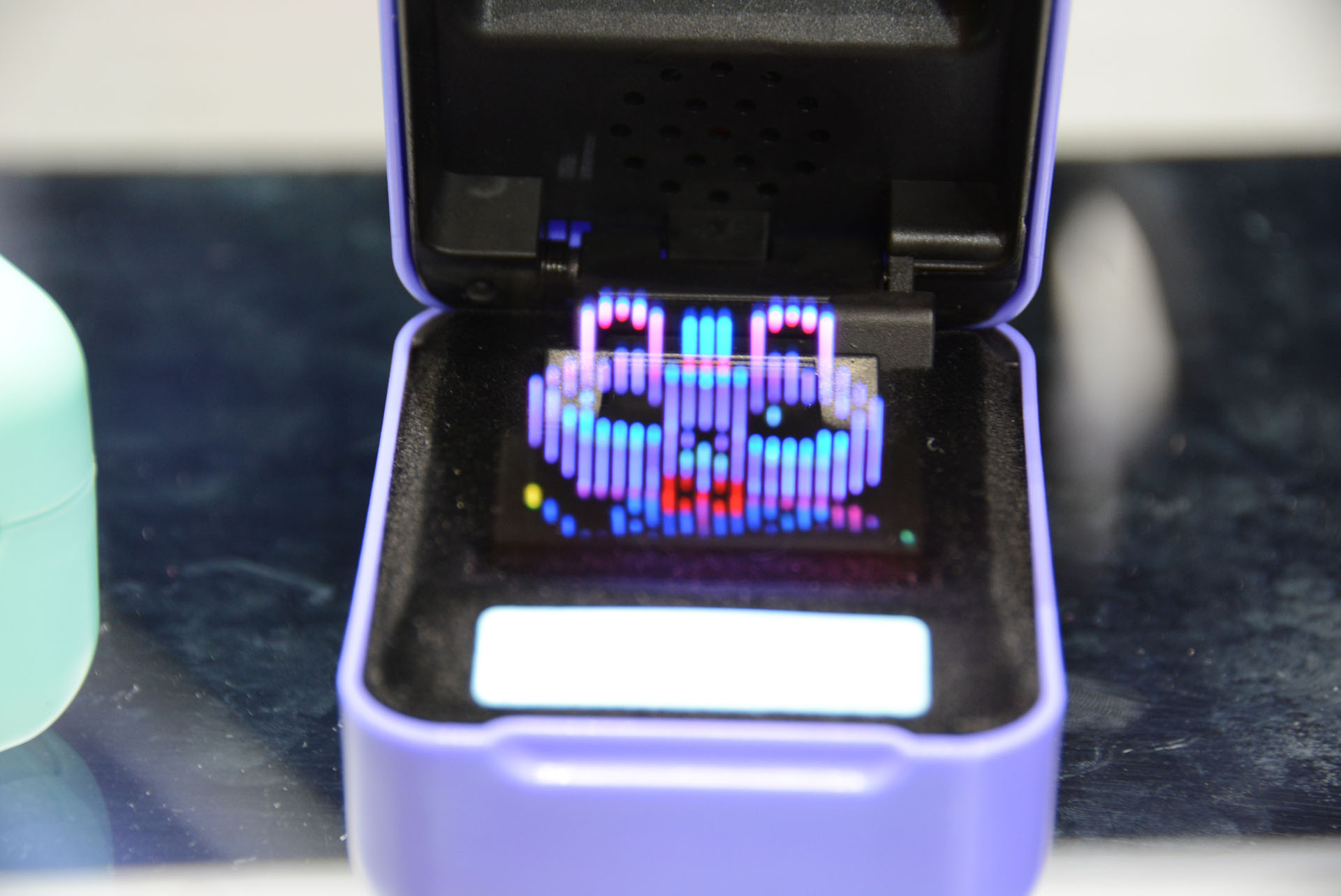 手のひらサイズの箱を開けるとデジタルペットが現れる