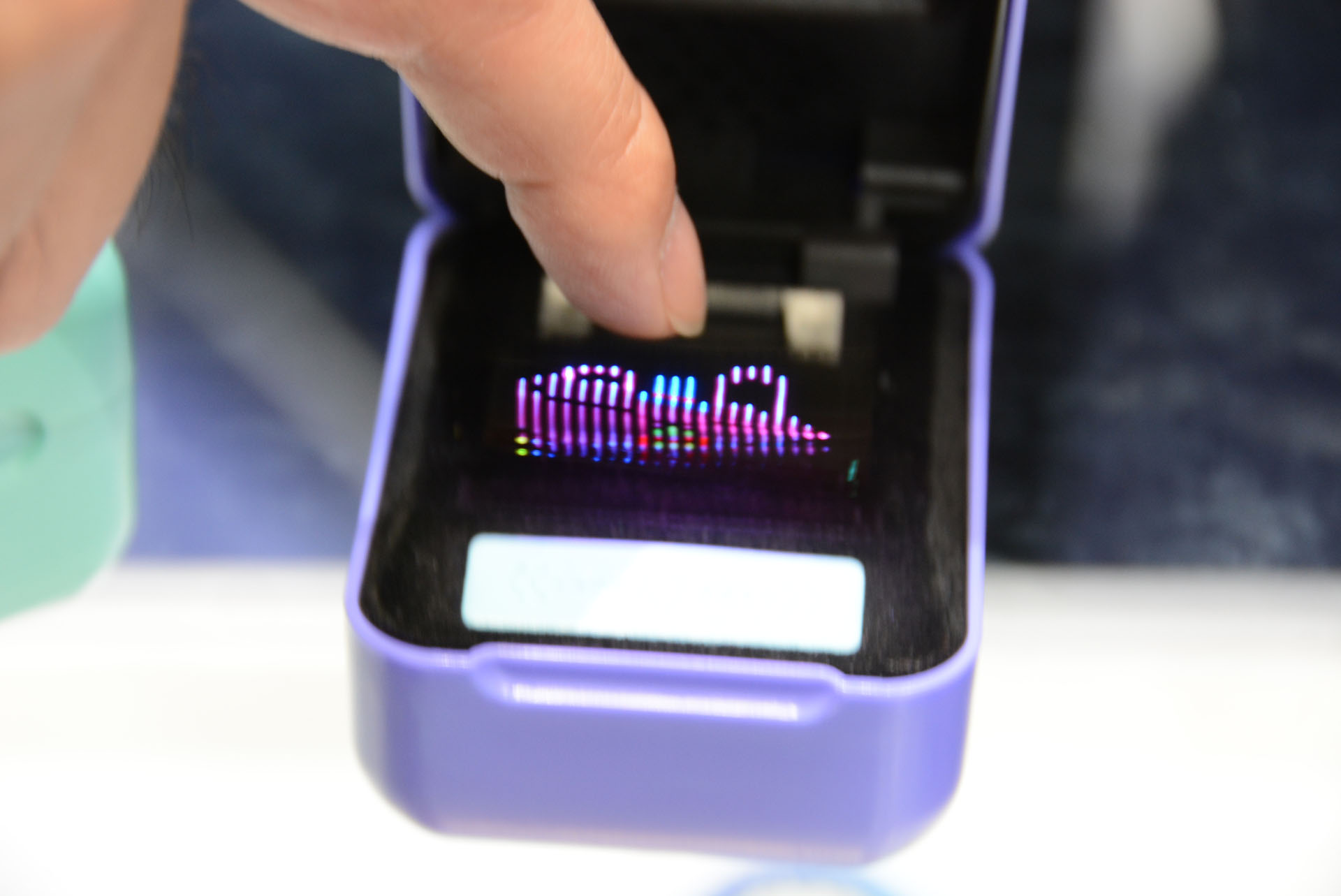 なでると笑顔に、上から押すとぎゅっと変形したりリアクションは豊かだ