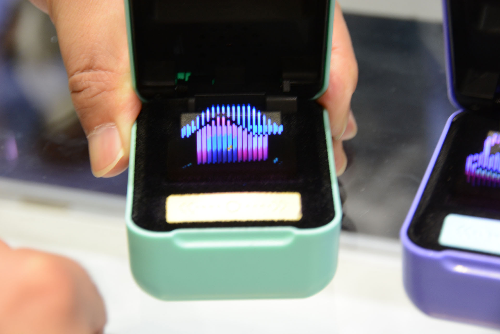 手前の細長い板をスワイプするとメニューに。家のアイコン