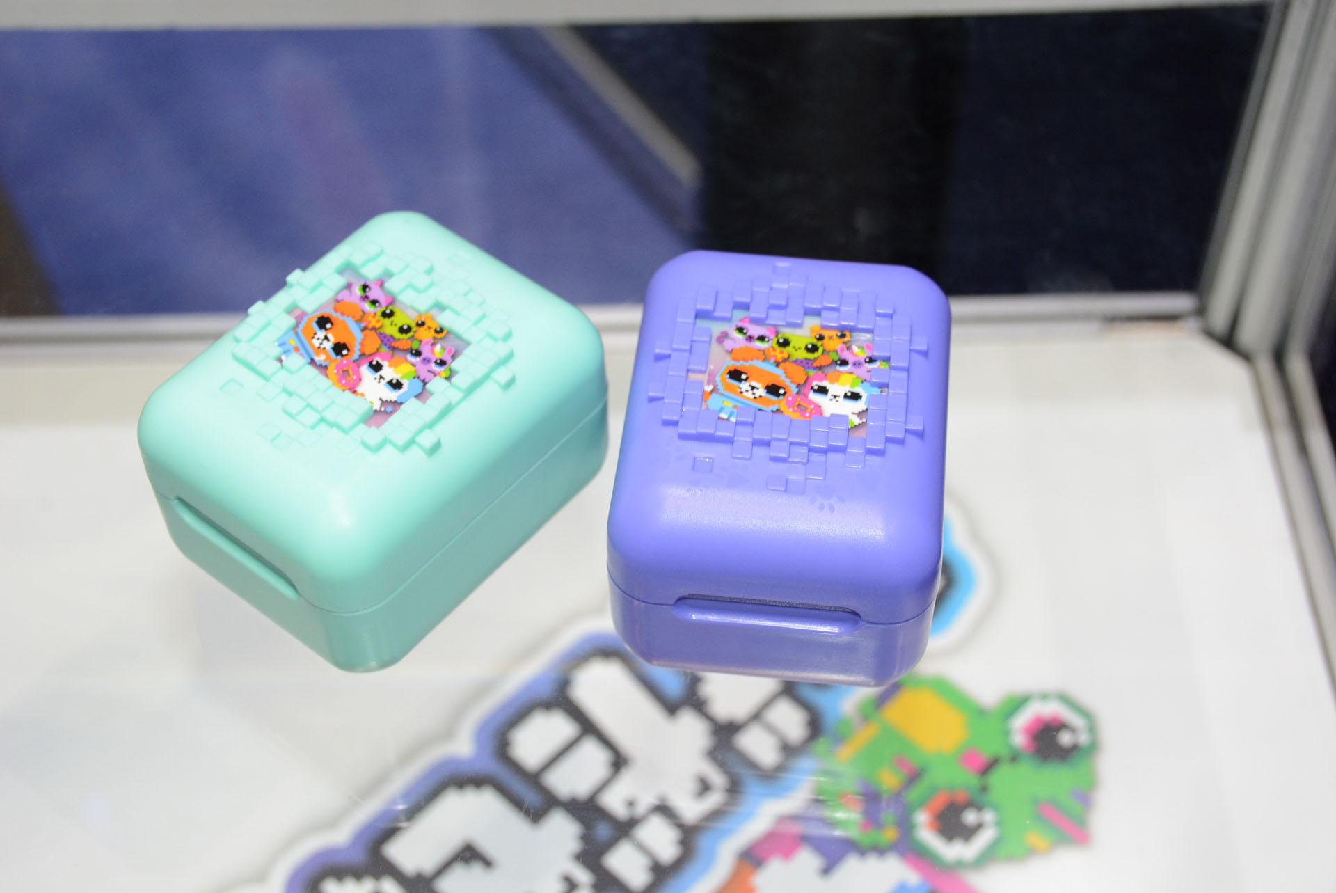 手のひらサイズの箱を開けるとデジタルペットが現れる