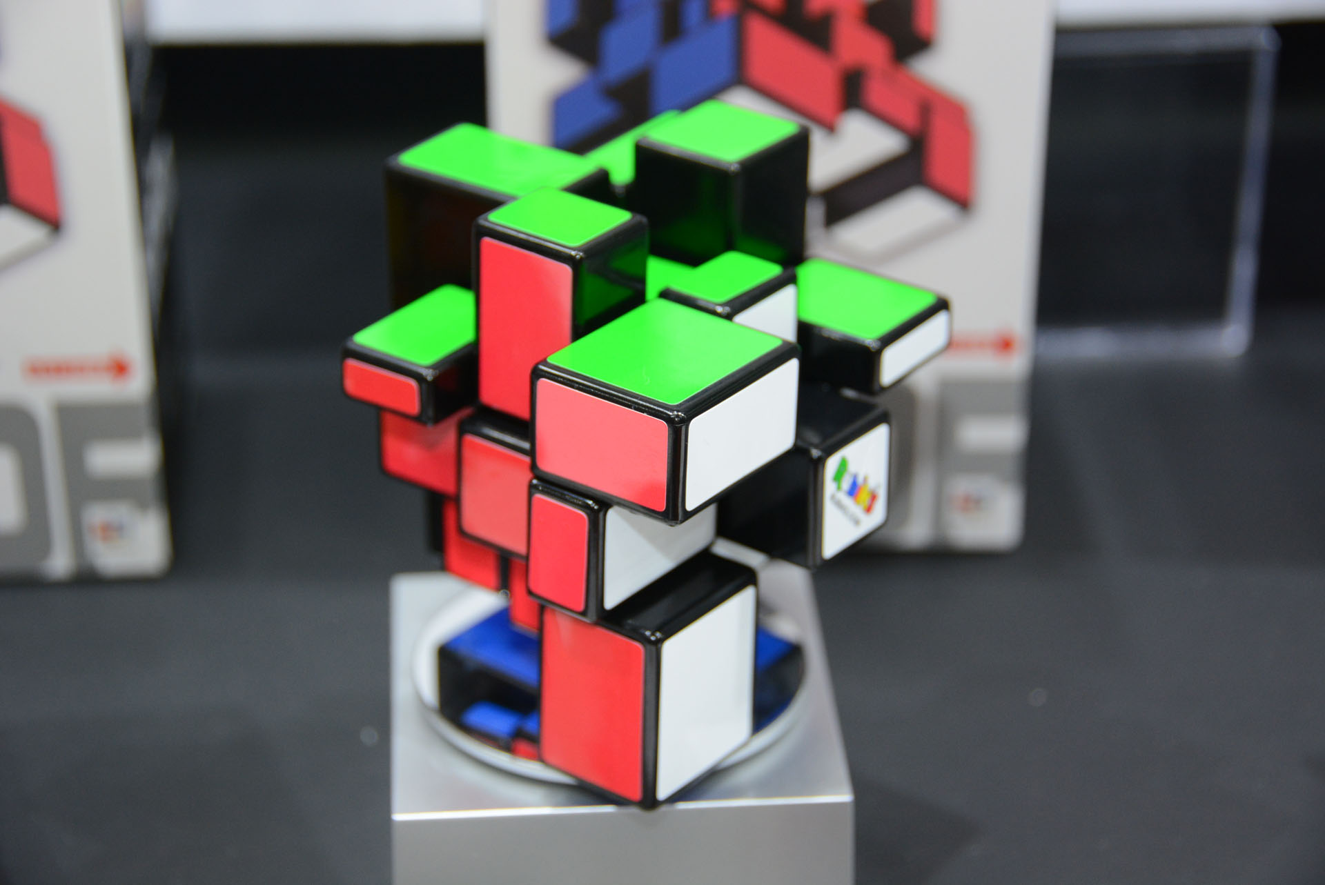 各面で色をそろえるゴール。「ルービックキューブダブルフォーム」は、その名の通り"2つの答え"があるのが特徴