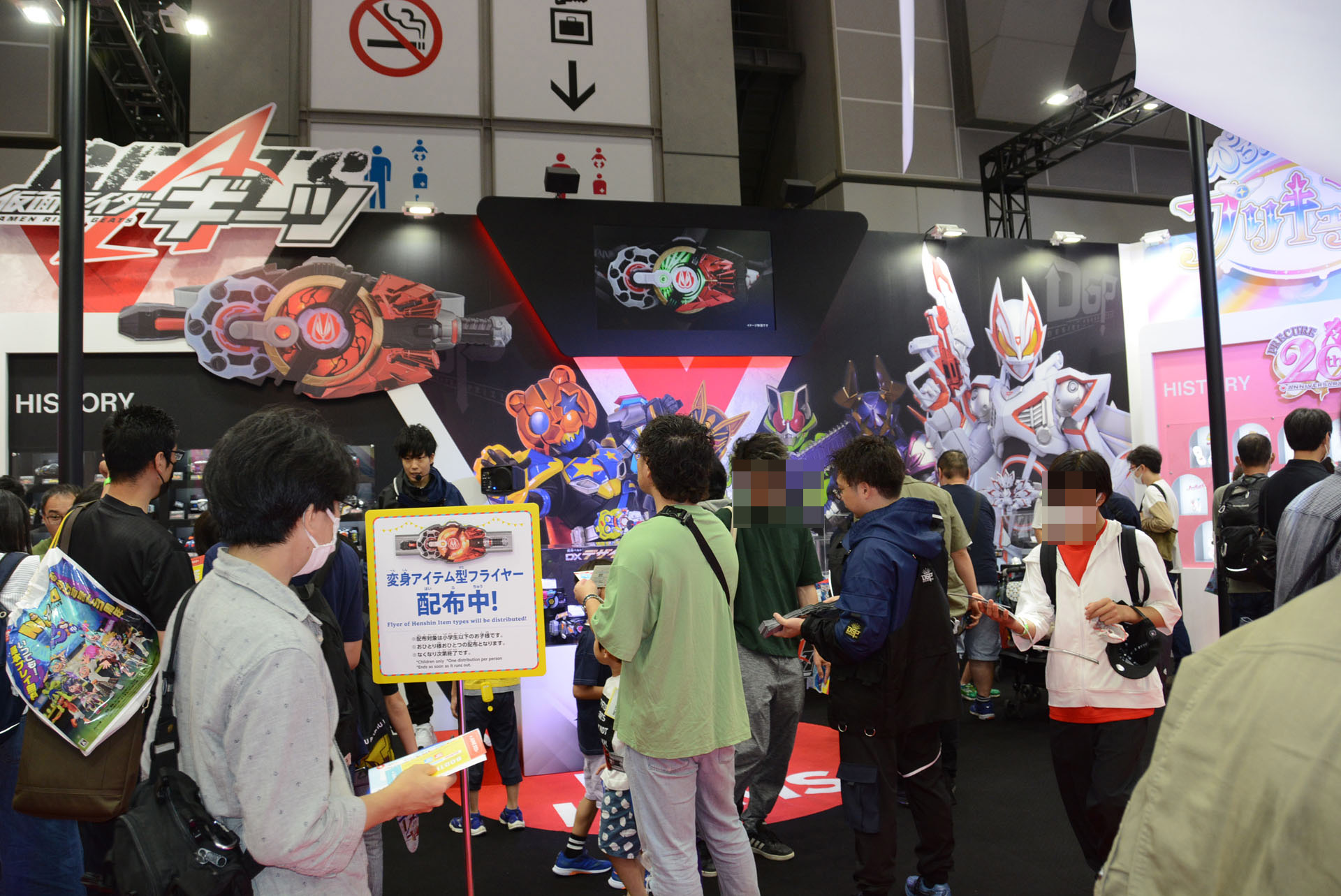 大人にも人気のバンダイブース