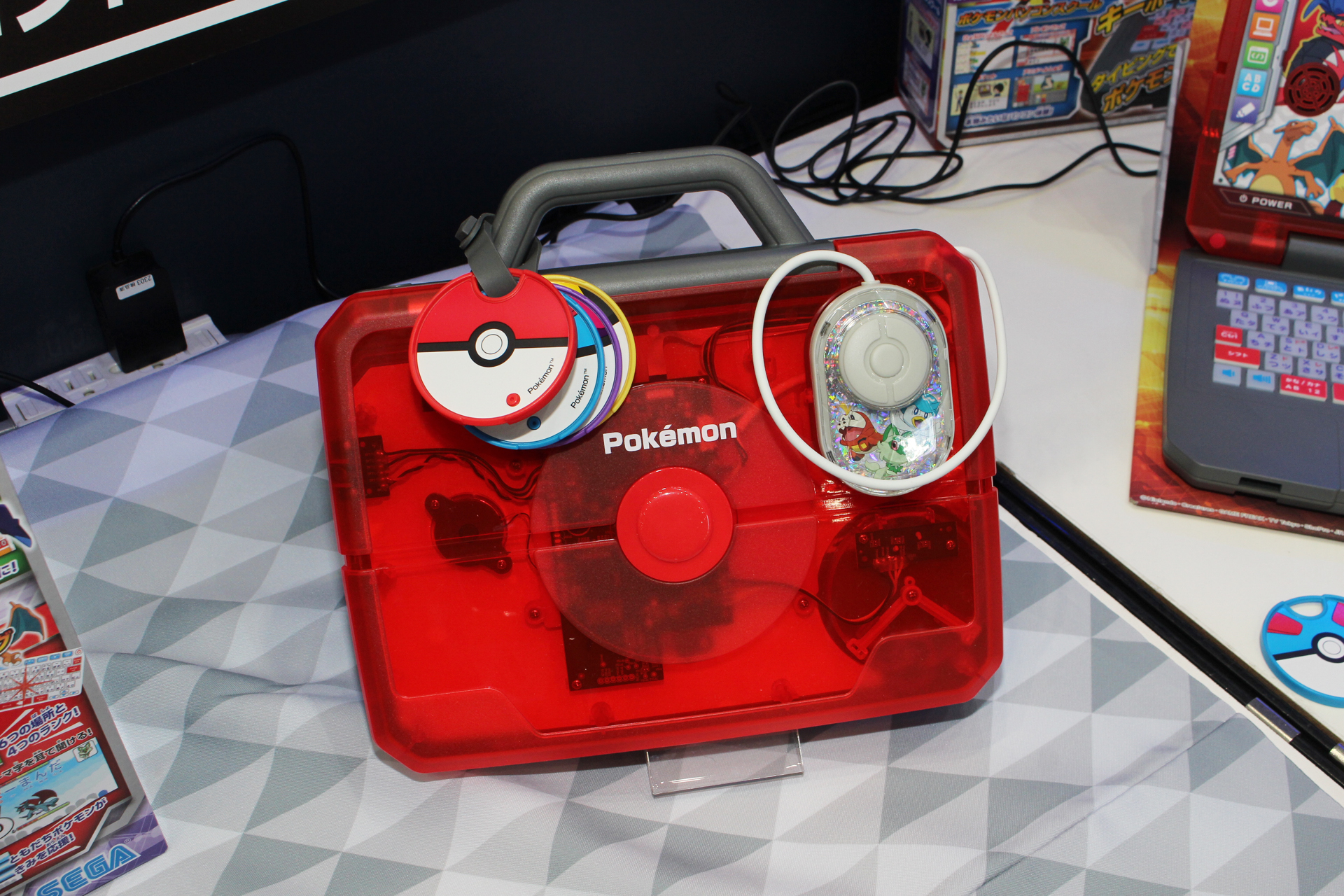 本体を畳んだ様子。ポケIDタグやマウスもまとめておける