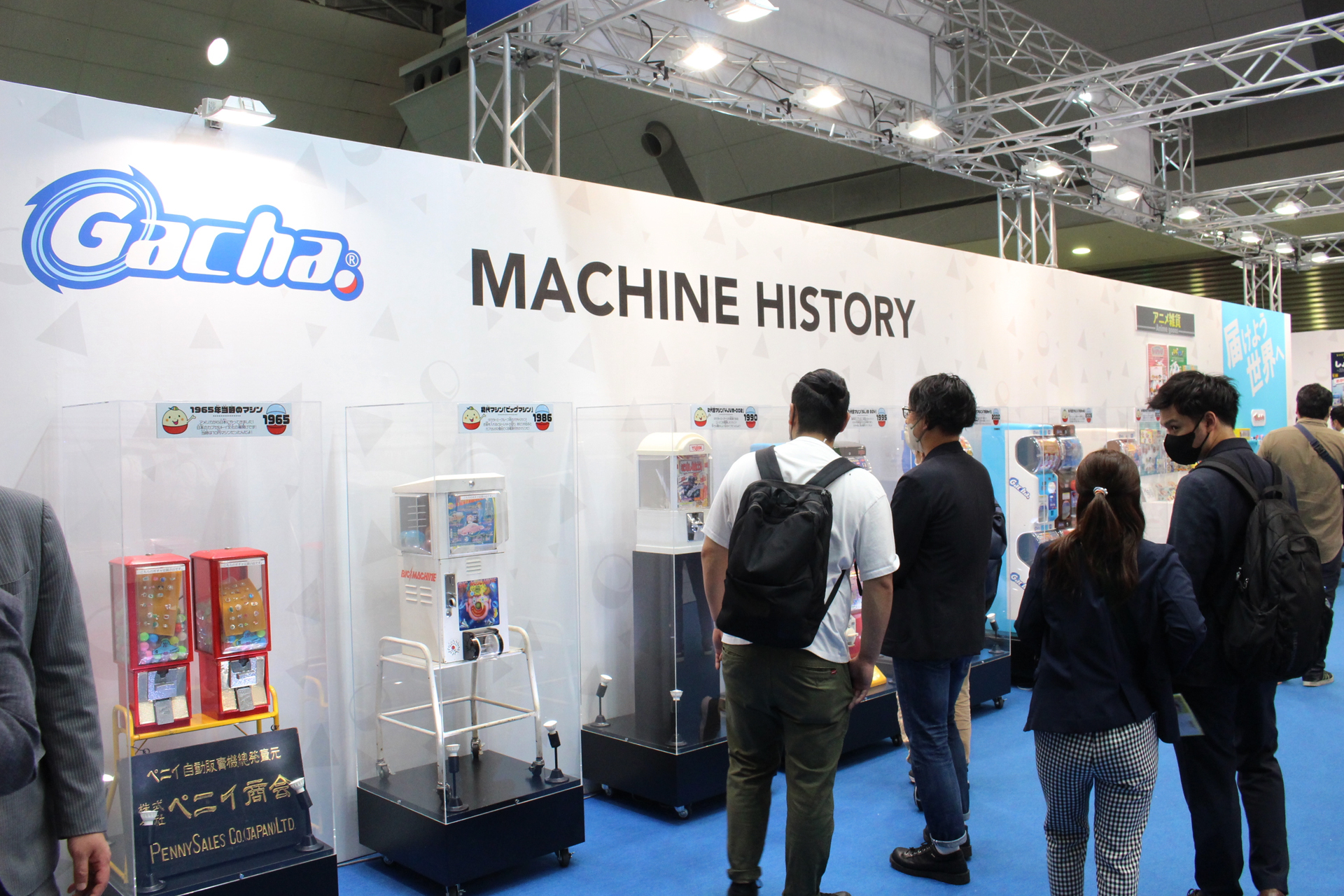 タカラトミーアーツブースにあるガチャコーナー。歴代ガチャマシンの展示は貴重！