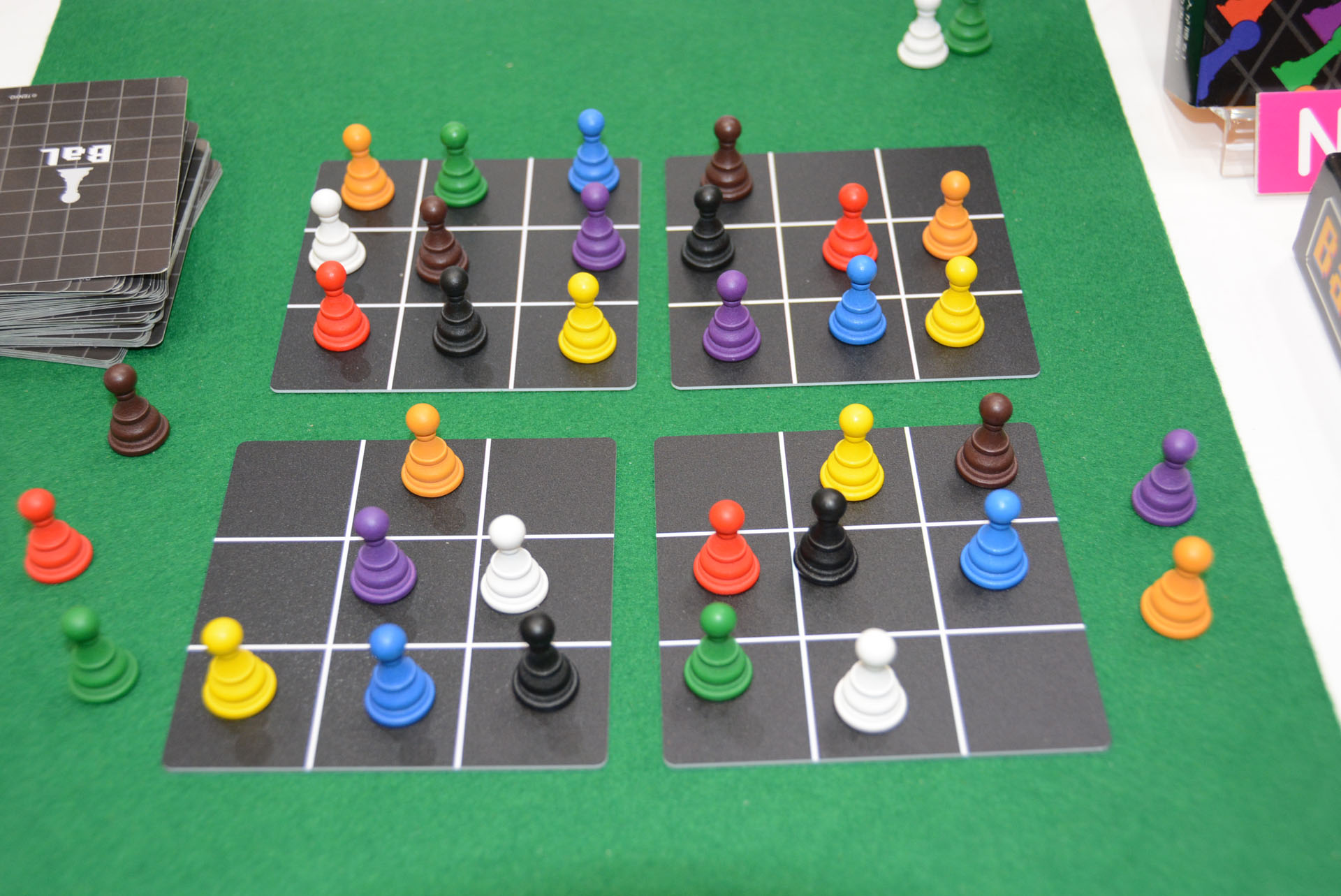 対戦相手が増えるとコマを置く条件はさらに厳しくなる。どの色をどの順番で置いていくかも非常に重要だ