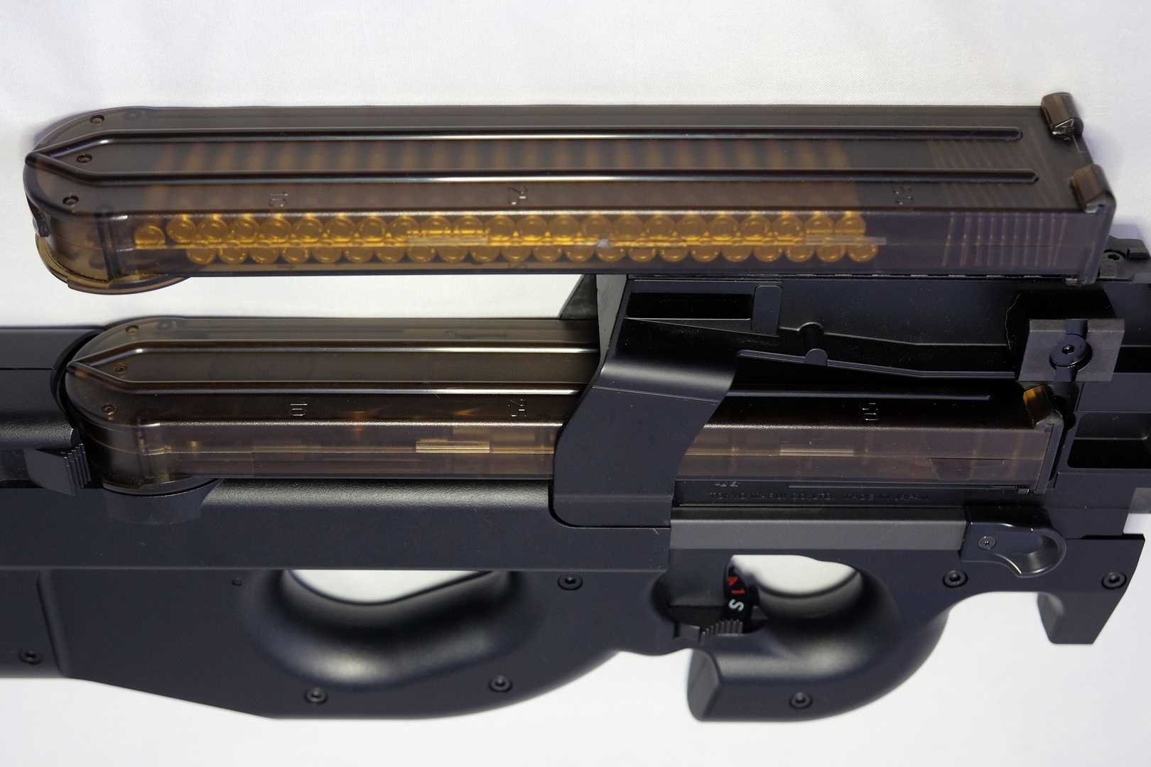 「P-90用 300連射マガジン」を装填した状態。標準装備のノーマルマガジンも電動ガンスタンダードタイプと共通