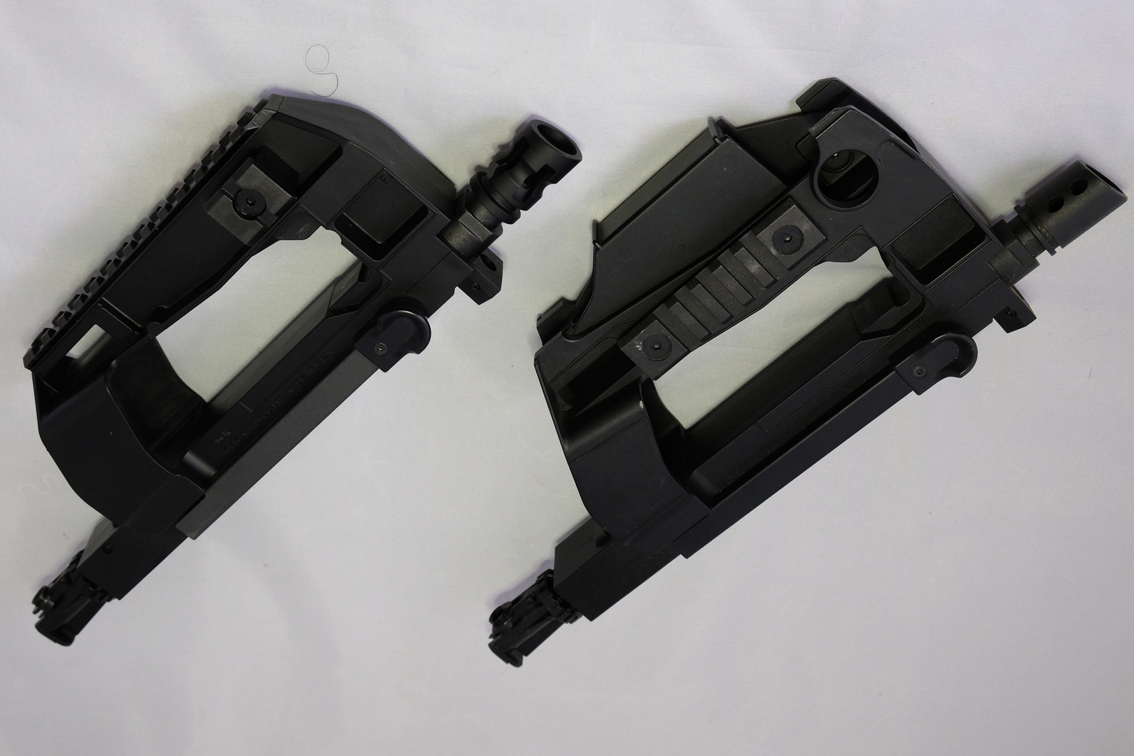 電動ガンスタンダードタイプ「P-90」（右）と「P-90 プラス」（左）サイトレシーバー