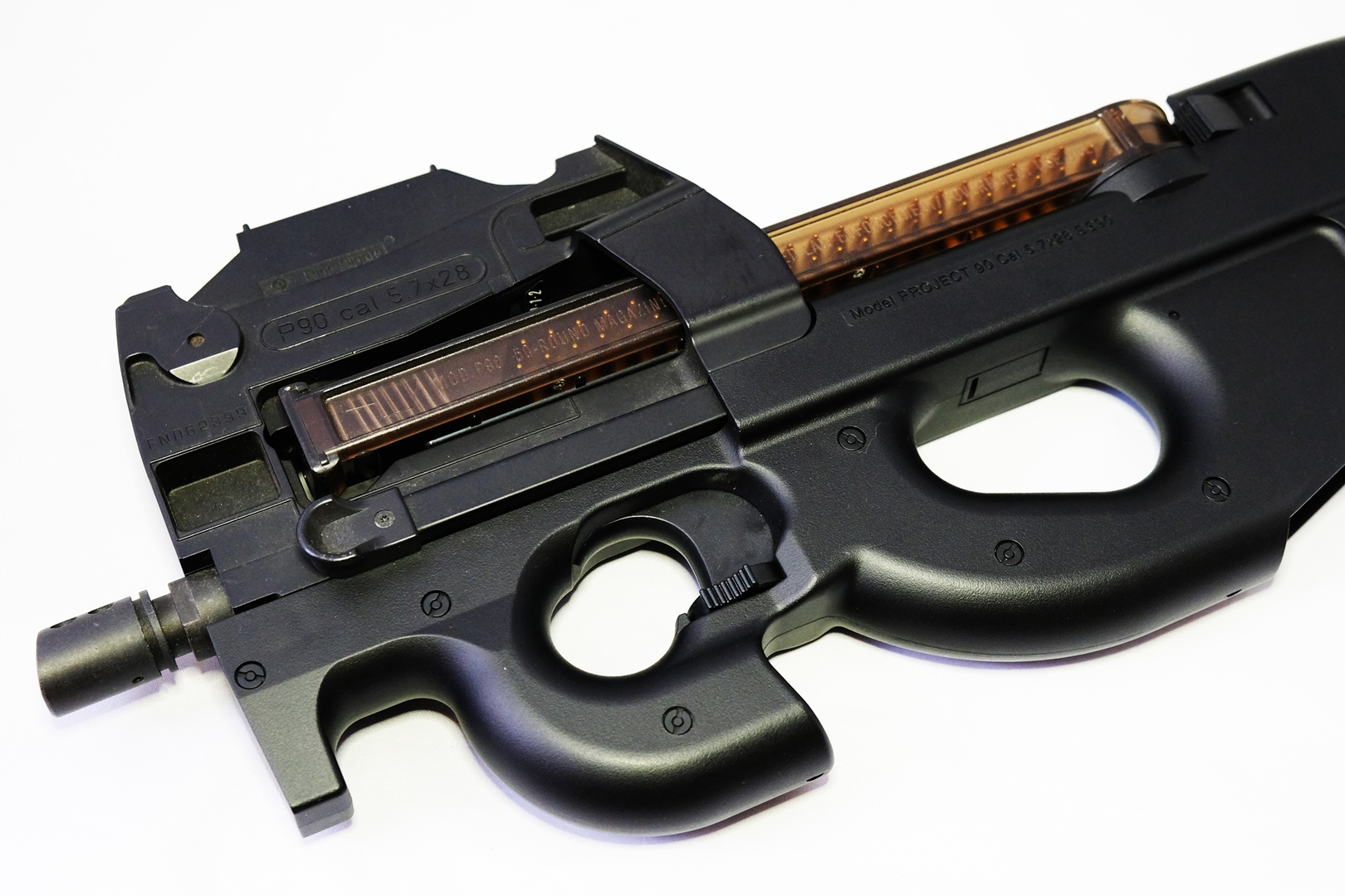 「P-90 プラス」に電動ガンスタンダードタイプのサイトレシーバーを搭載可能だ