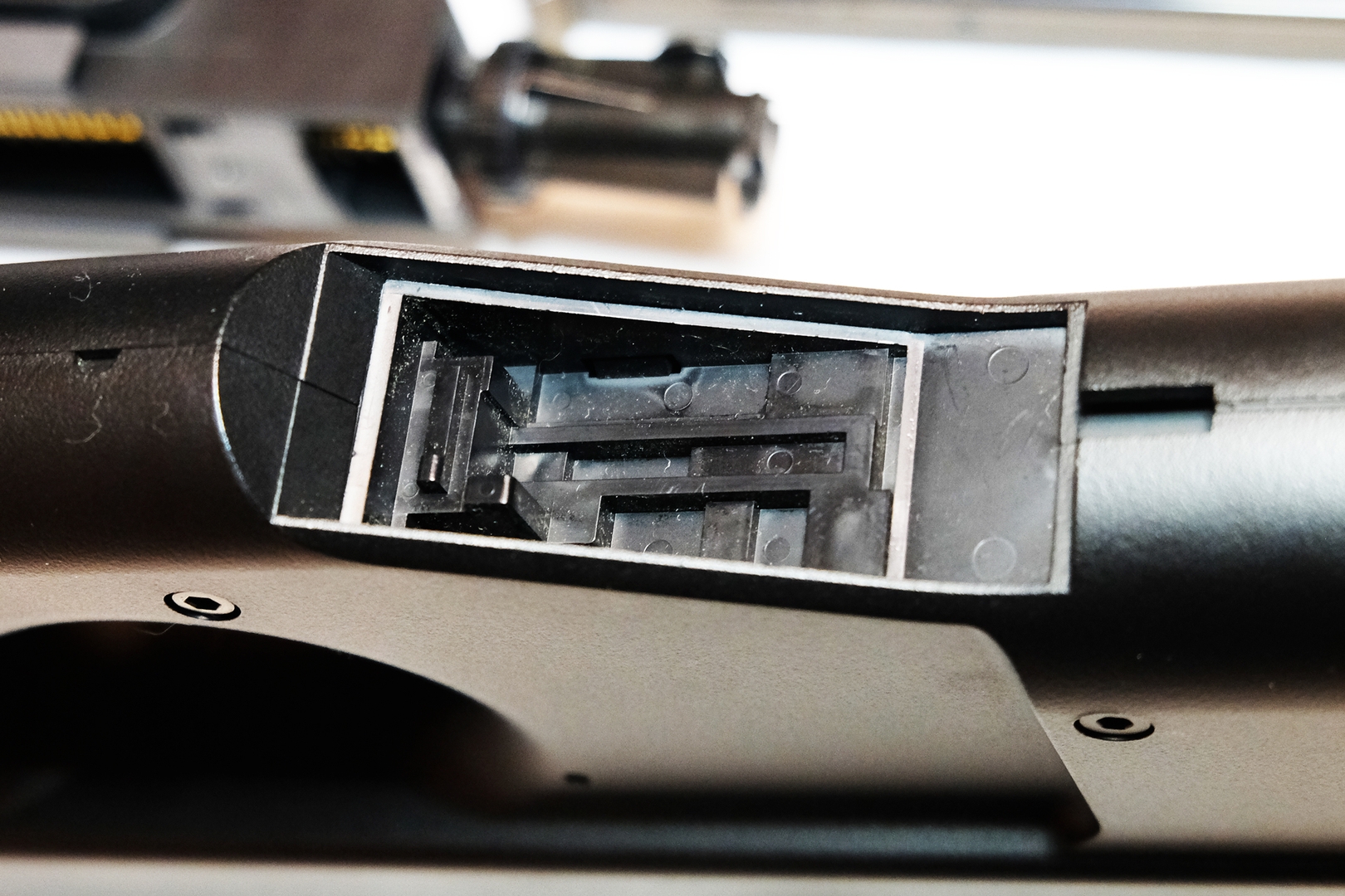 実銃通り真下にあるエジェクションポートを再現。開閉はしない