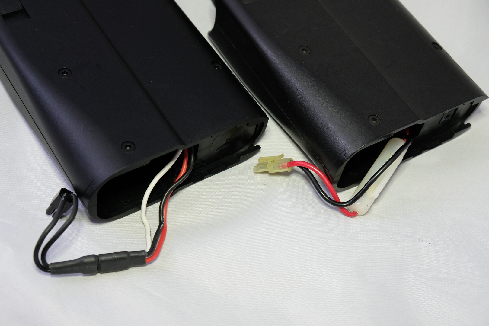 電動ガンスタンダードタイプ（右）と「P-90 プラス」（左）のコード