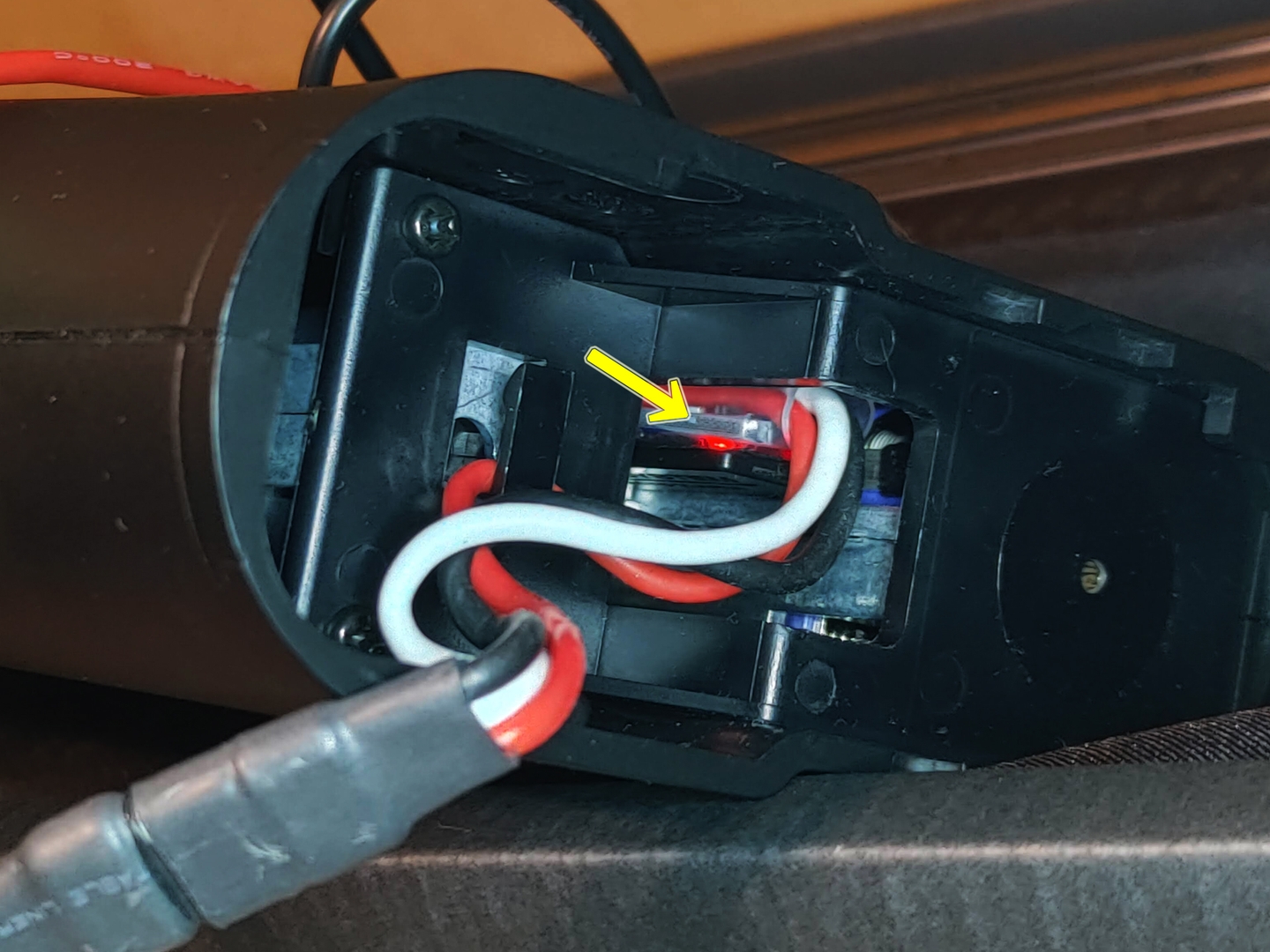 バッテリーに異常があるとインジケーターの点灯パターンで状態を通知する