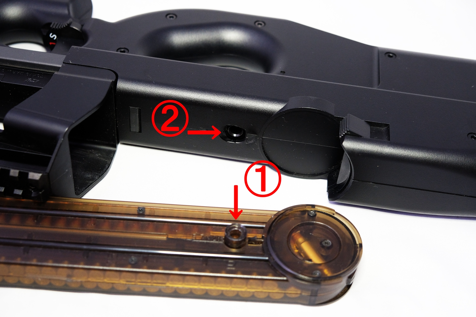 ①のマガジンリップから、②の給弾口に給弾される