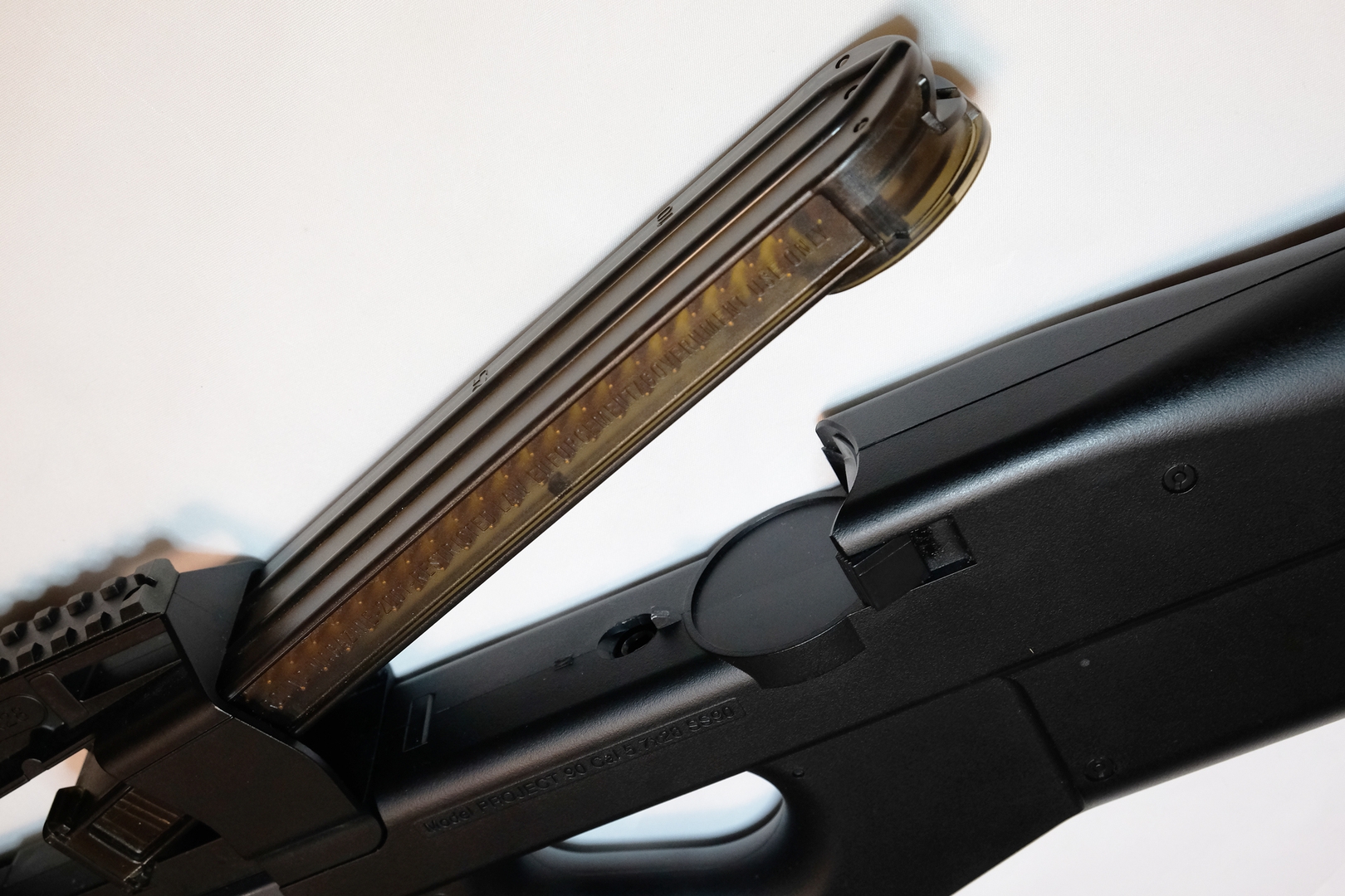 サイトレシーバーの間から斜めにアプローチする独特の装填方法