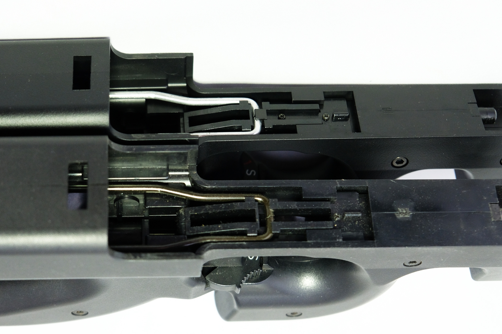 電動ガンスタンダードタイプ（下）と「P-90プラス」（下）のトリガー部