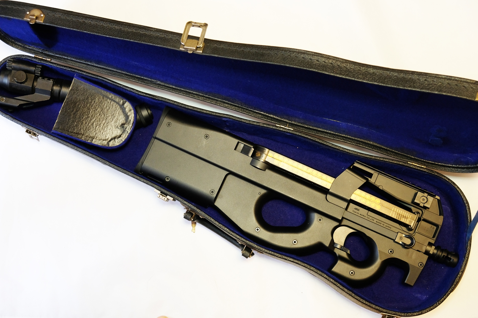 「ガンスリンガーガール」でお馴染み、フルサイズのヴァイオリンケースにも収まる