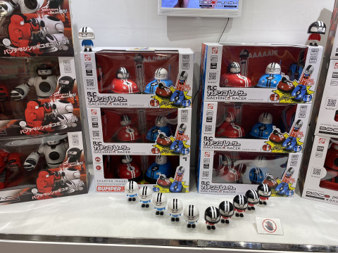 対戦特化のRCカー、負けるとドライバーが飛び出る！ 京商エッグ