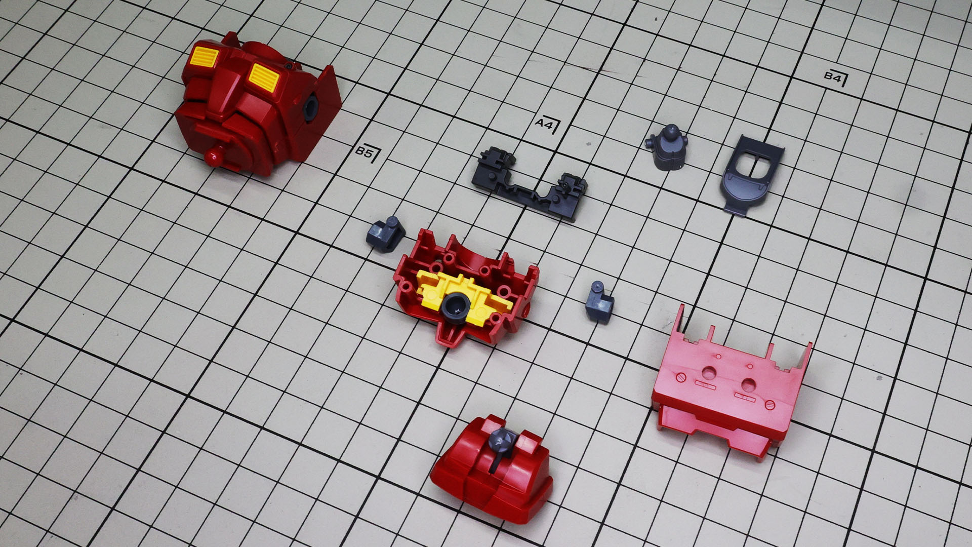 胸部前面パーツに黄色のダクト、肩のポリパーツ、バルカン砲の付いたメカディテールを組み込みます。腹部のボールジョイントはさらにアーム接続で可動性能を上げています