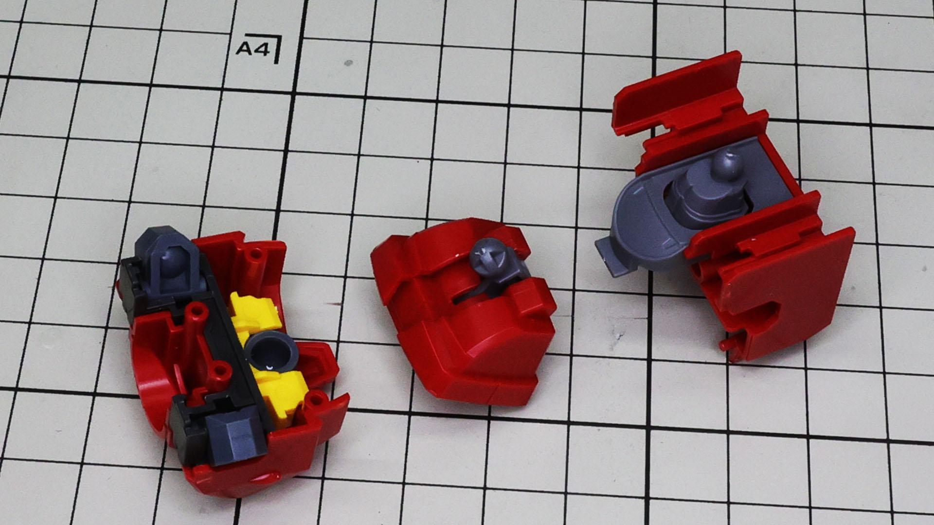 腹部を胸部前面のボールジョイントに接続、首とメカディテールを組み込んだ胸部背面パーツで封印します