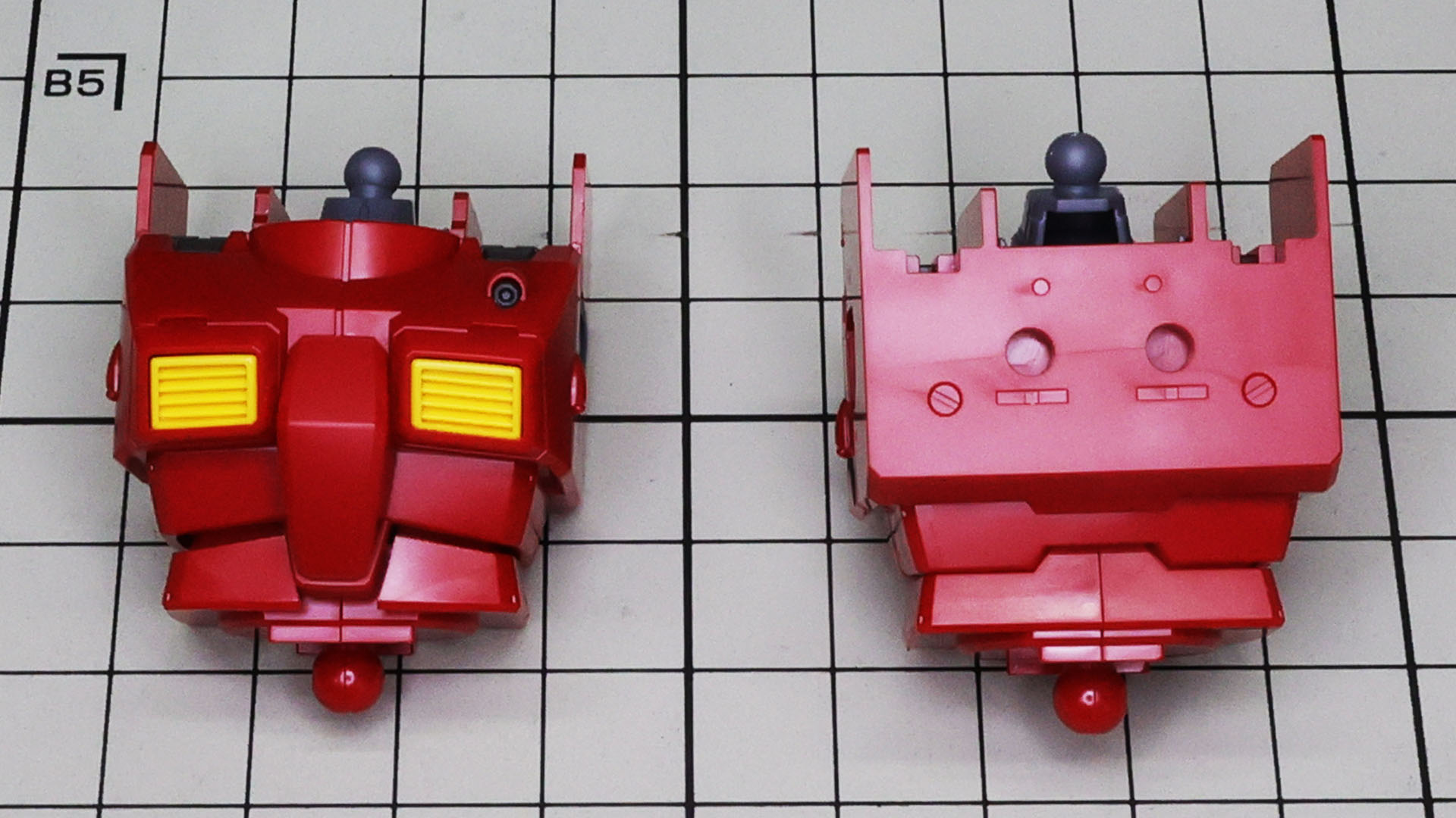 両肩にある砲塔のサイドカバーは垂直にそそり立ちます