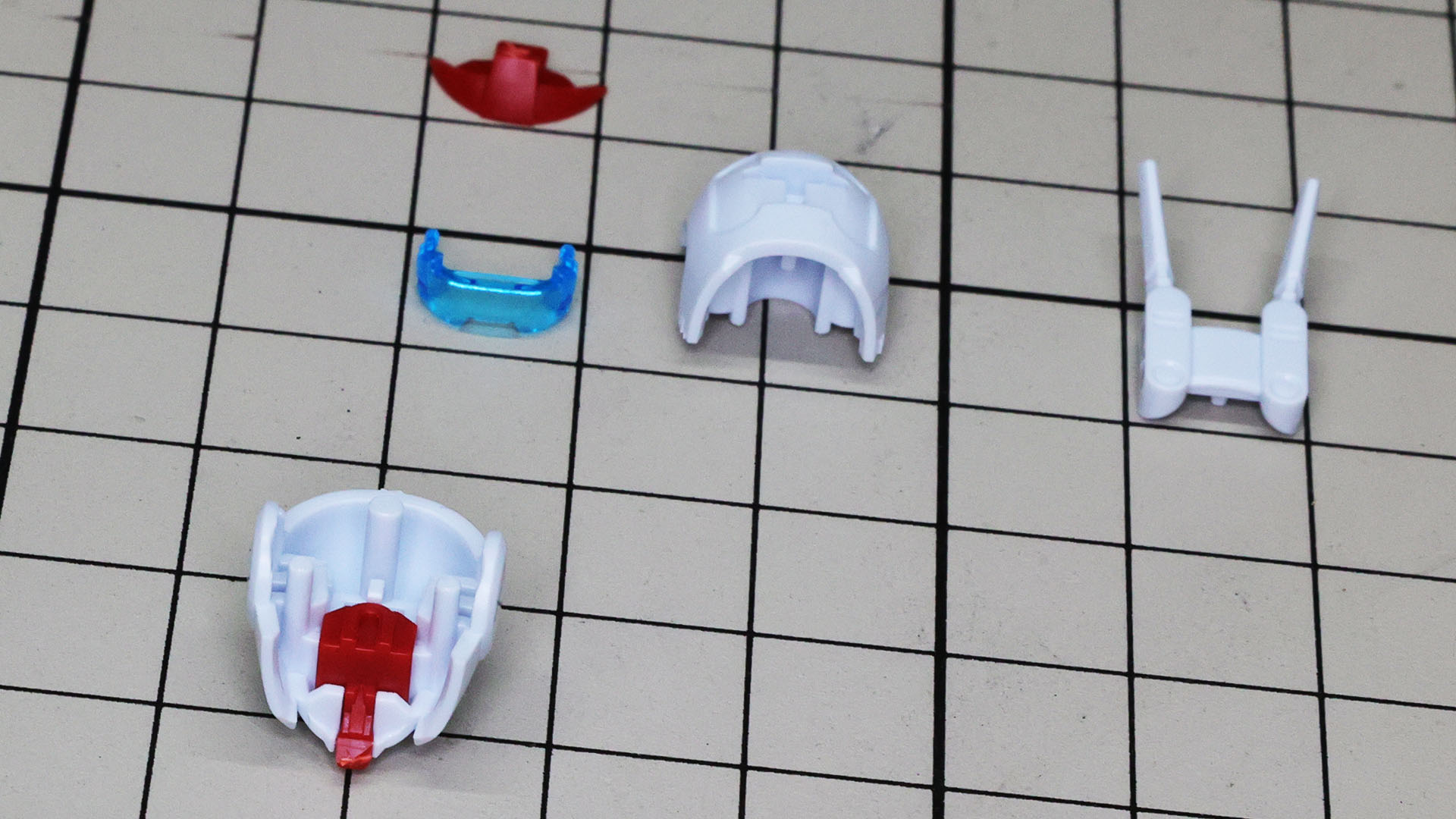 赤いあごは細かいパーツなので注意して組付けます