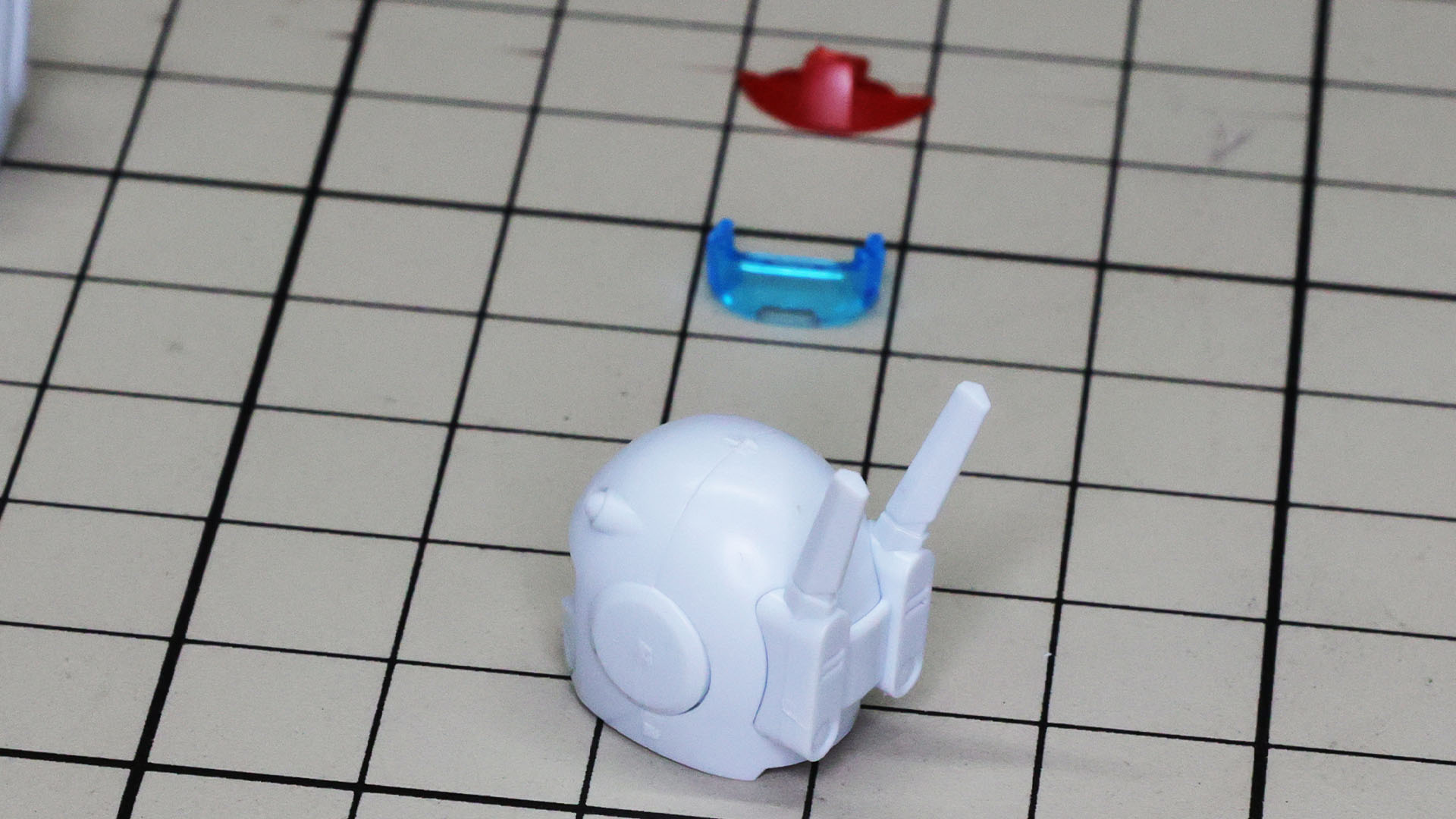 後頭部の2本のアンテナは一体成型されています